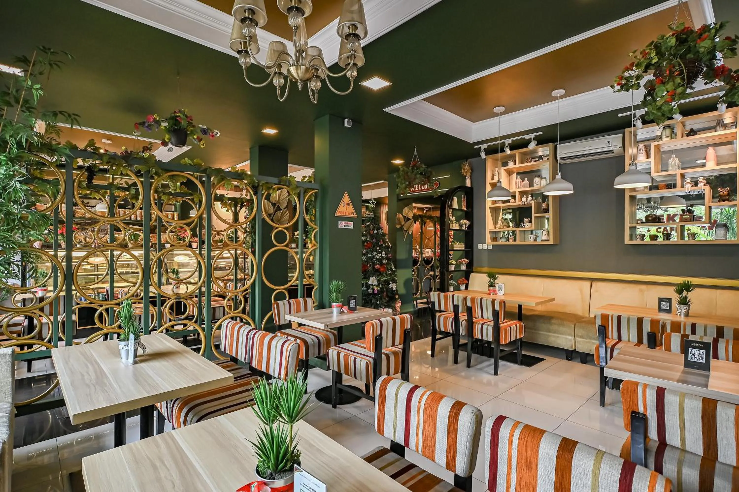 Restaurant/places to eat in Bangreng Inn