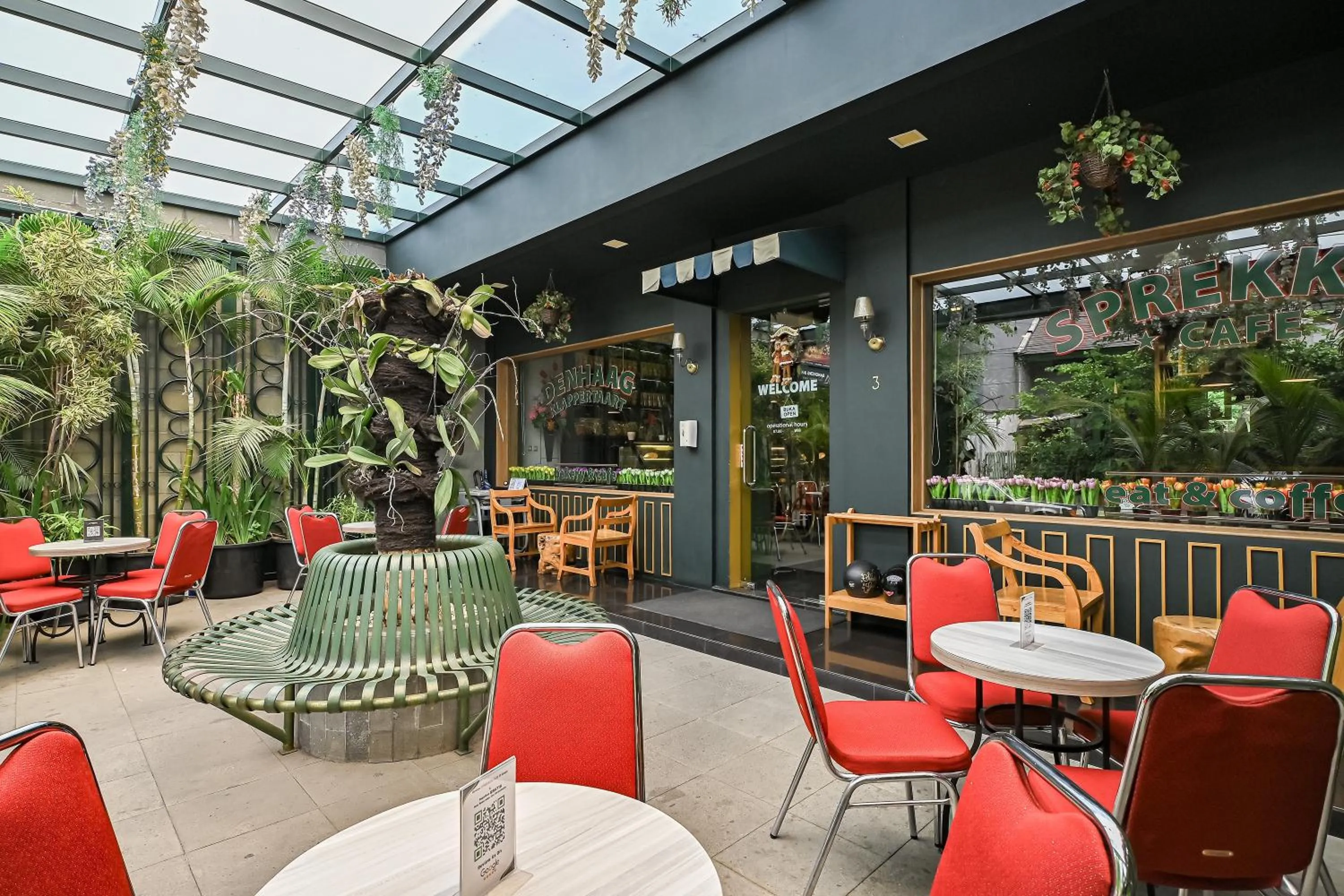 Restaurant/places to eat in Bangreng Inn