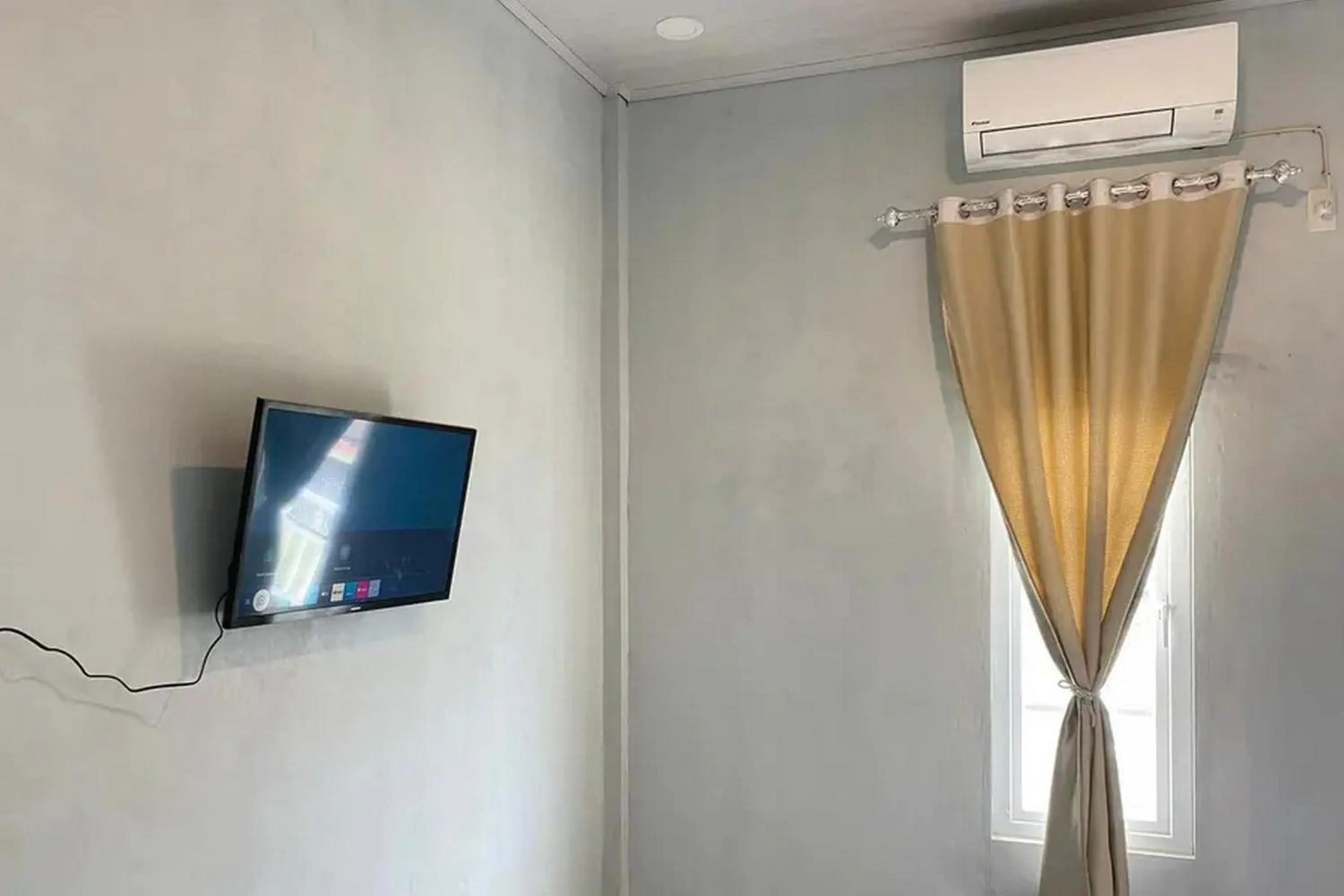 TV and multimedia in RedDoorz Syariah near Kantor Bupati Pantai Pandan Sibolga