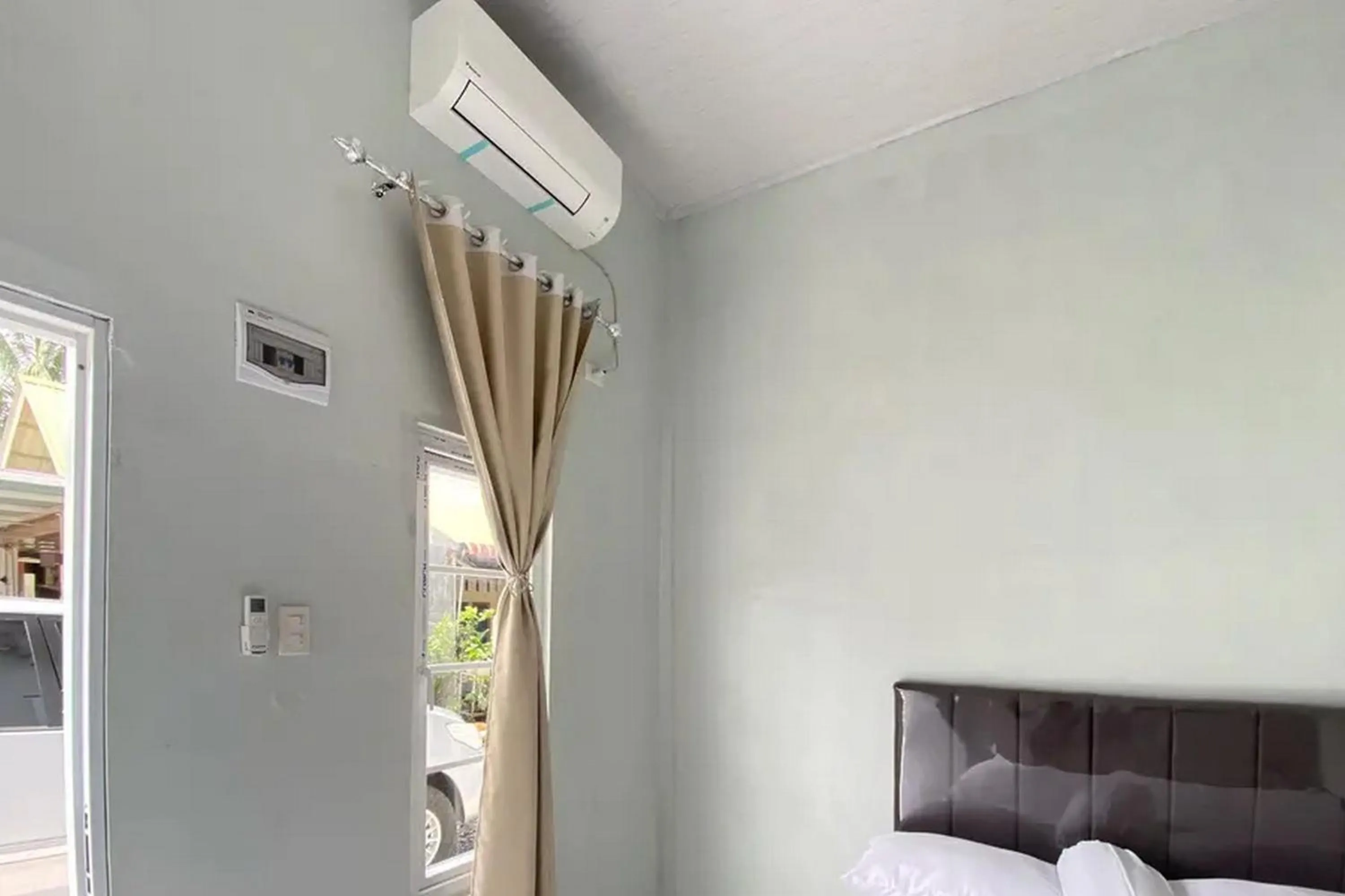 Bed in RedDoorz Syariah near Kantor Bupati Pantai Pandan Sibolga