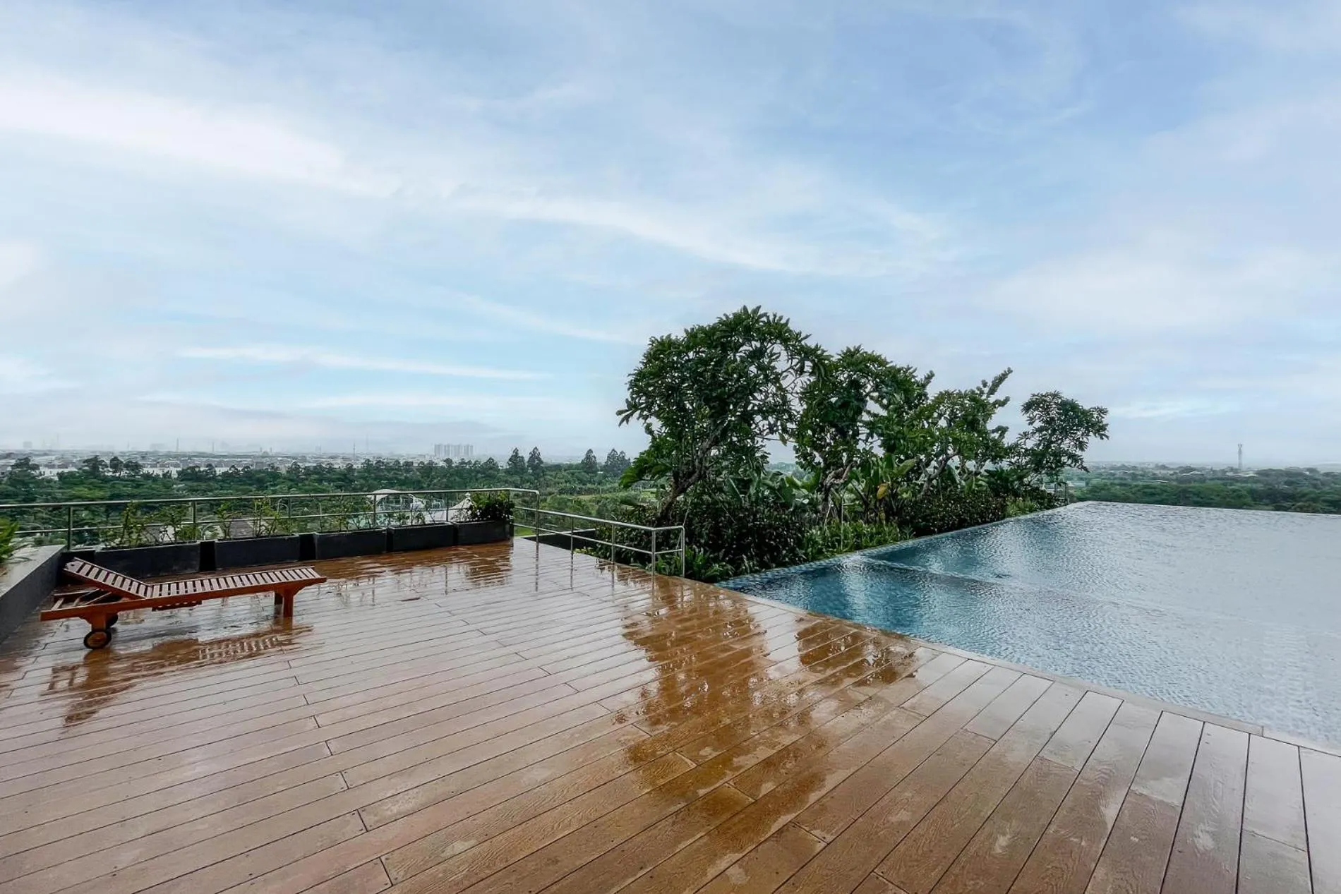 Swimming pool in RedLiving Apartemen Sayana - Premium Property