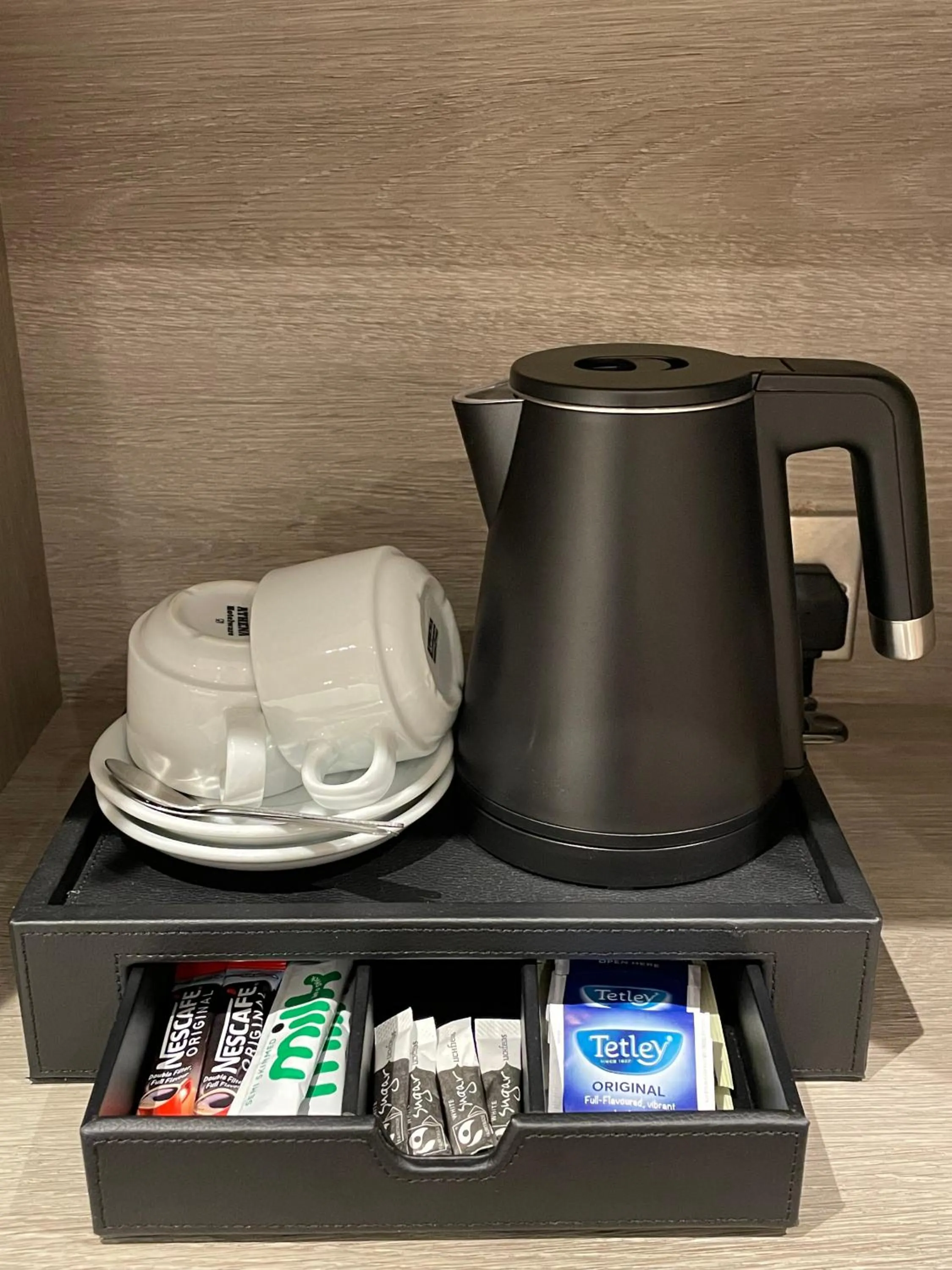 Coffee/tea facilities in Byron Hotel