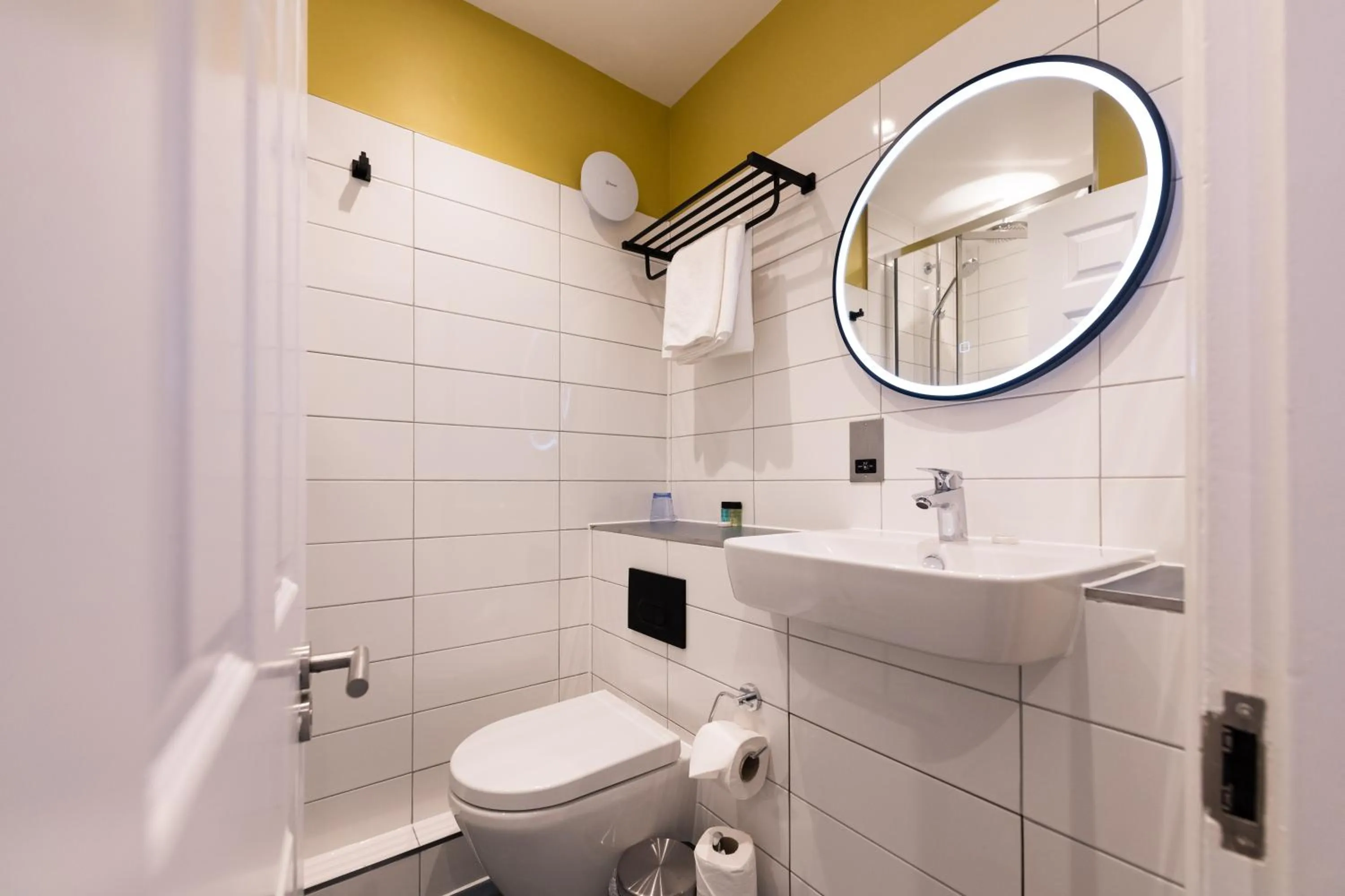 Toilet in Byron Hotel