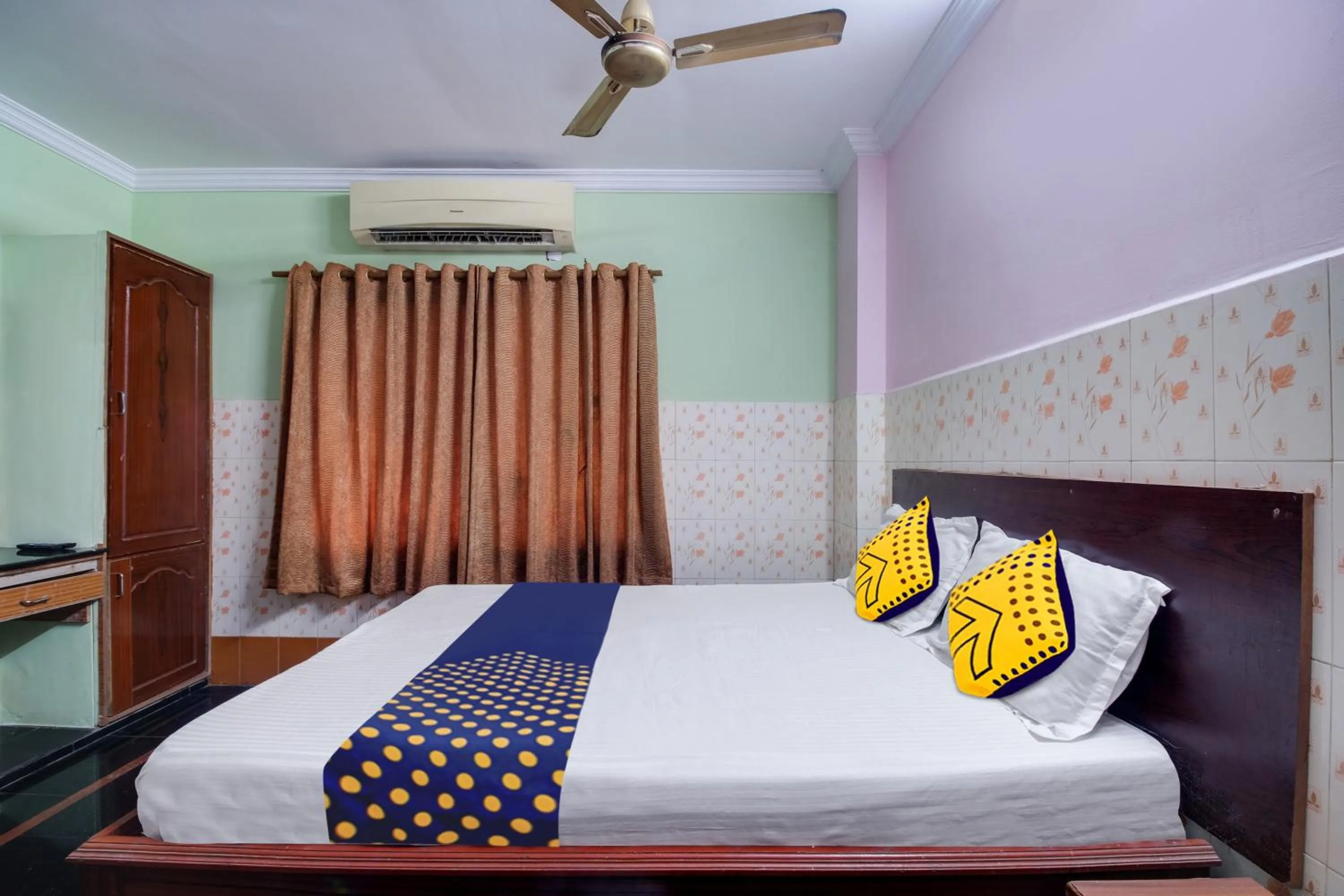Bedroom in Hotel O Sir Vr Sairam Lodge