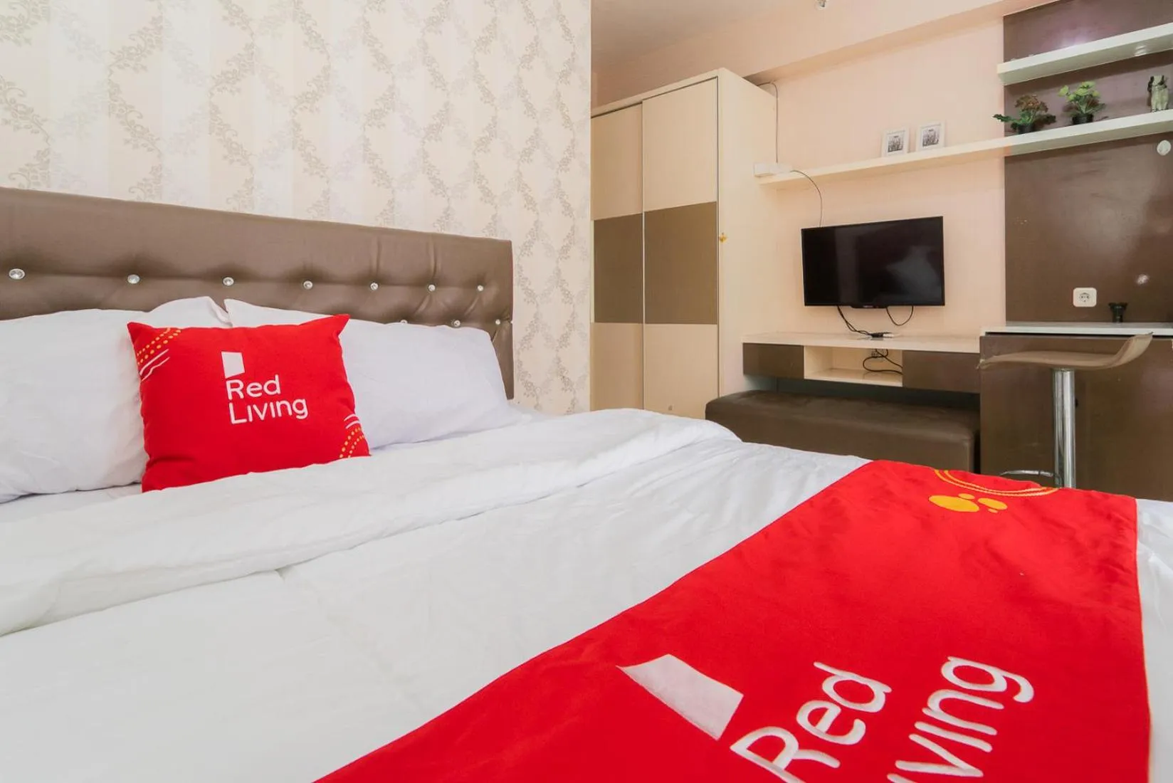 Bedroom, Bed in RedLiving Apartemen Bassura City - Premium Property
