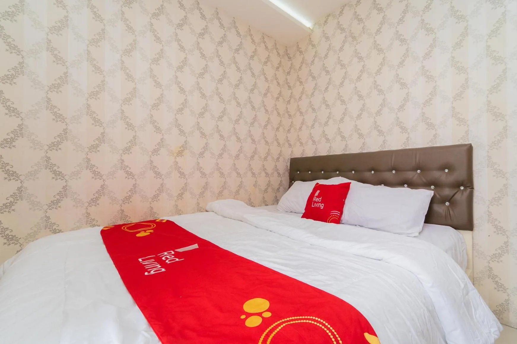 Bedroom, Bed in RedLiving Apartemen Bassura City - Premium Property