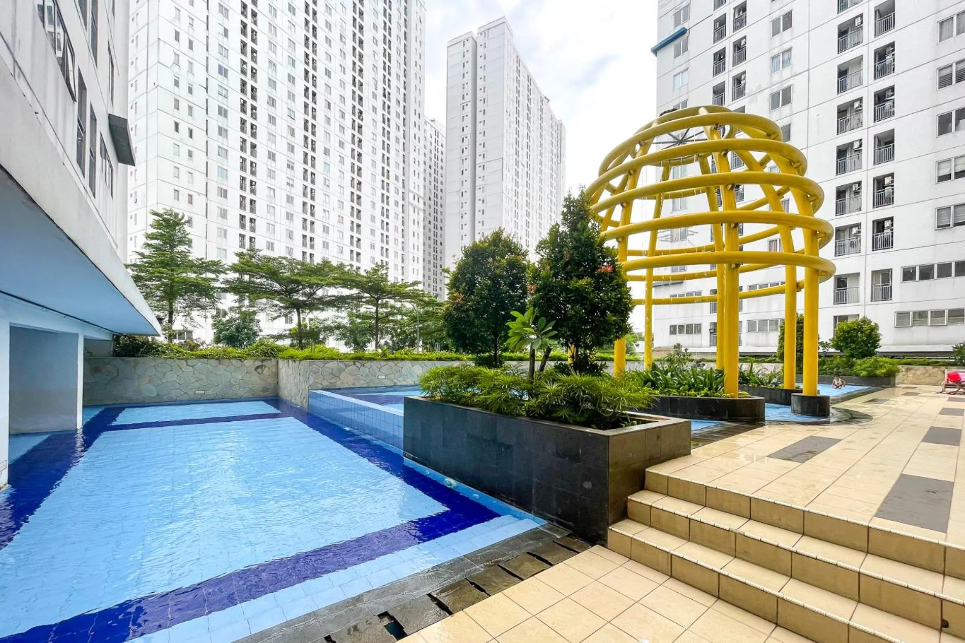 Swimming pool in RedLiving Apartemen Bassura City - Premium Property