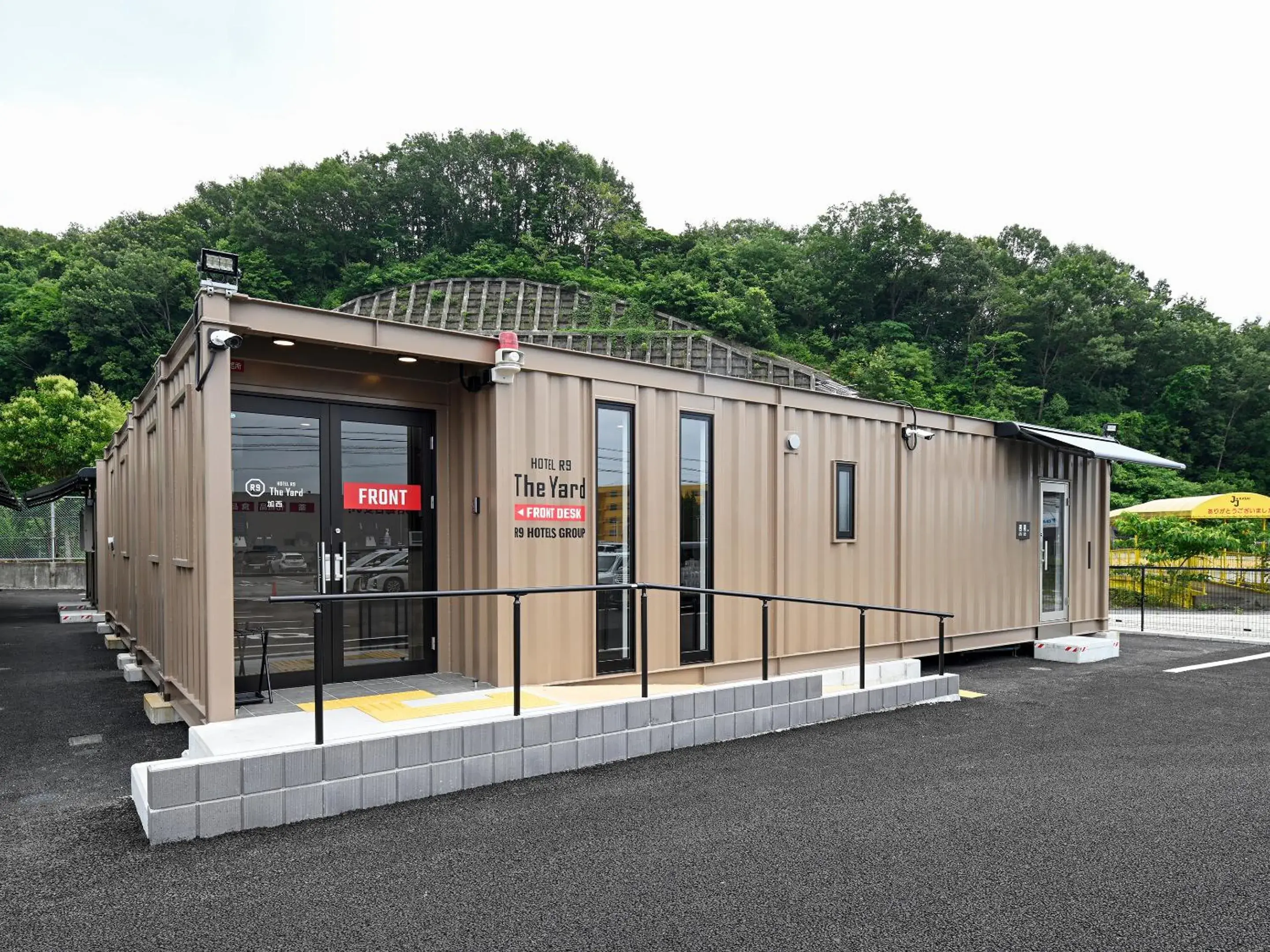 Property building in HOTEL R9 The Yard Kasai Property building in HOTEL R9 The Yard Kasai