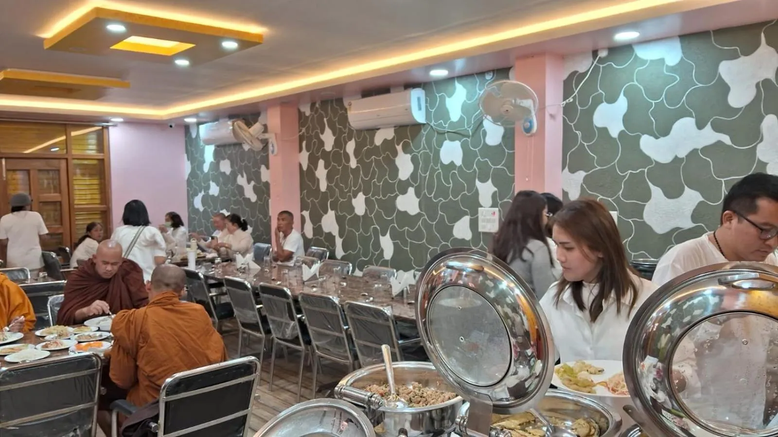 Restaurant/places to eat in Hotel Gridhakuta International