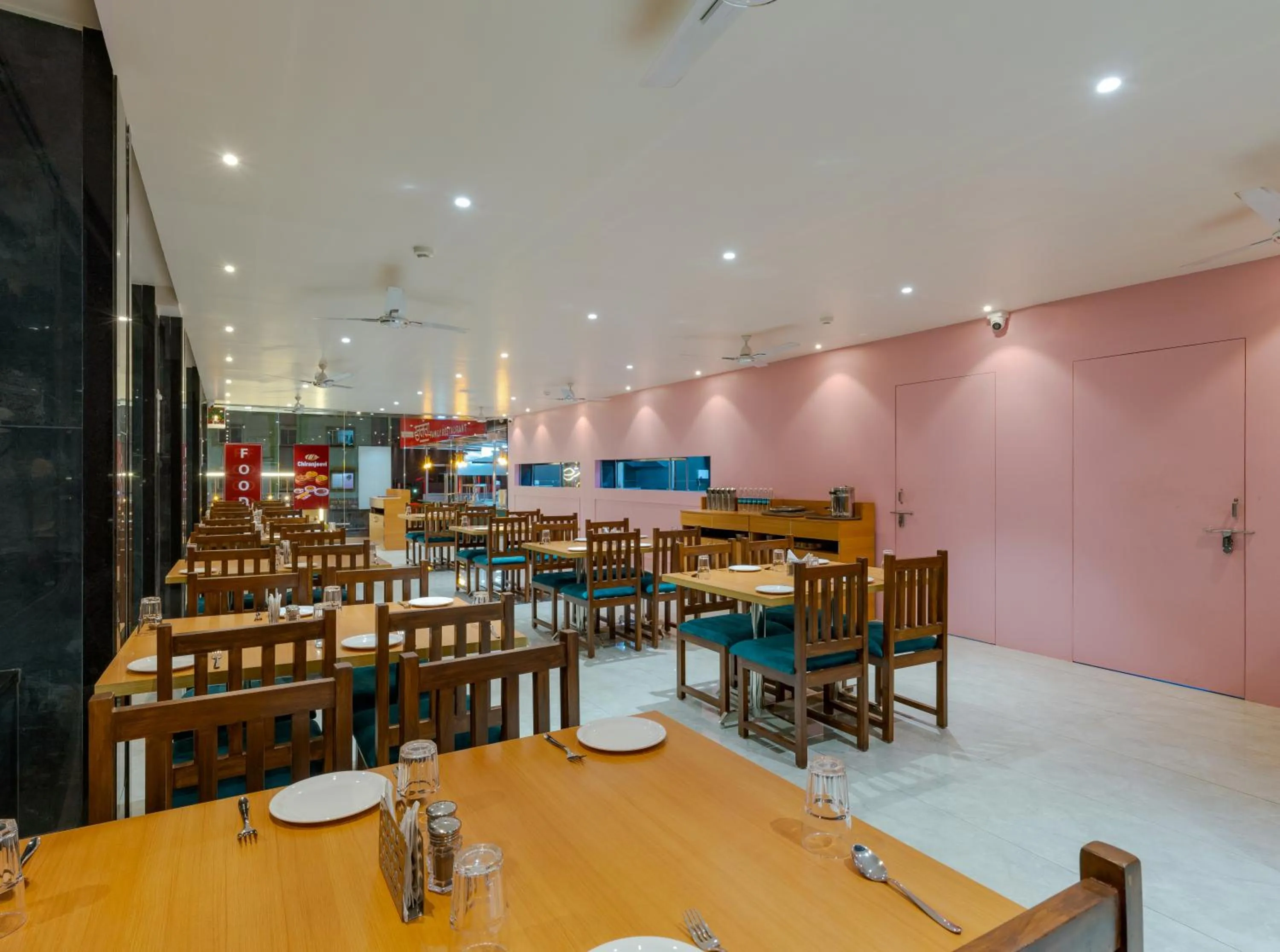 Restaurant/places to eat in Hotel Chiranjeevi Kolhapur