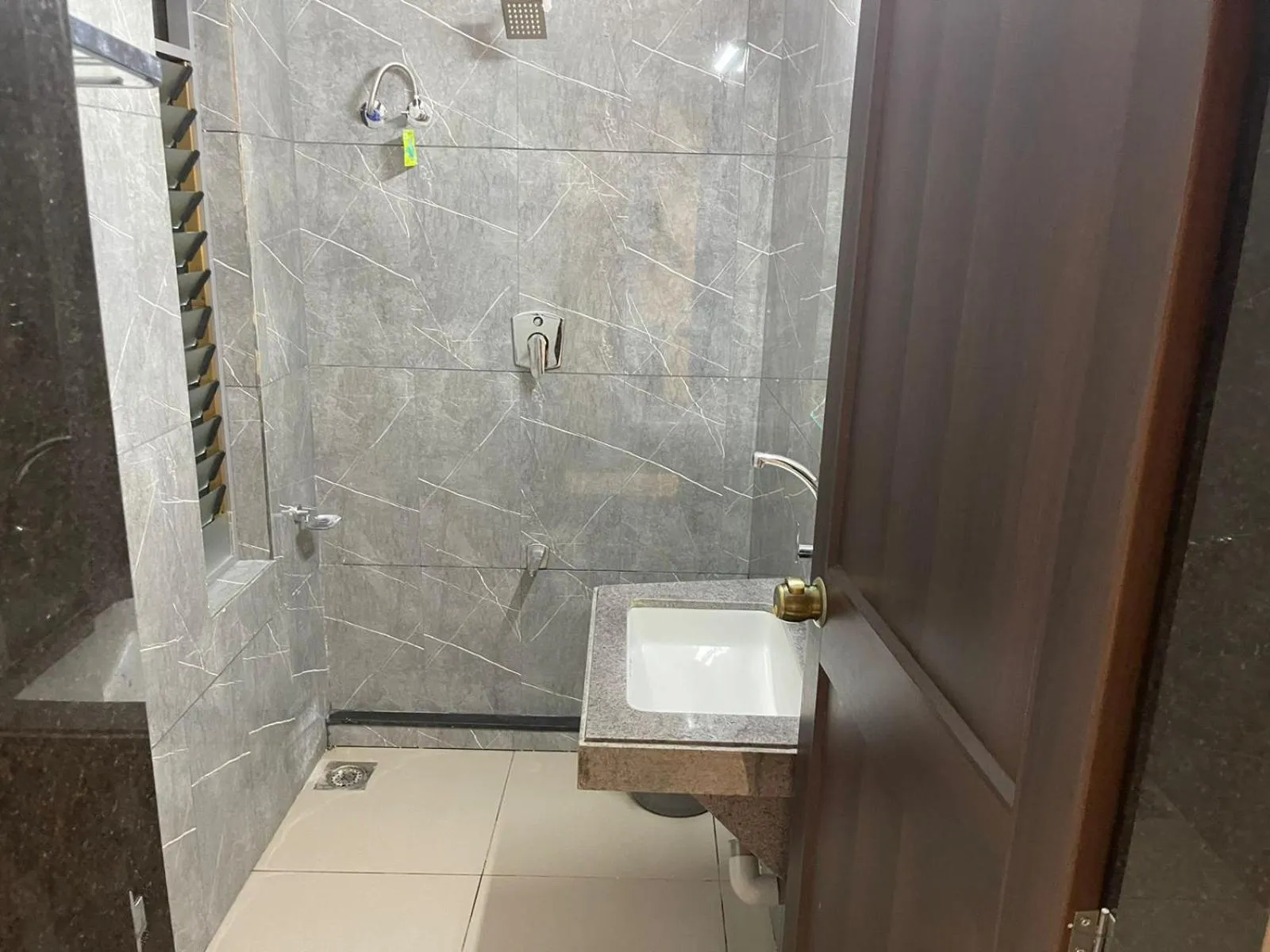 Shower in Hotel Chiranjeevi Kolhapur