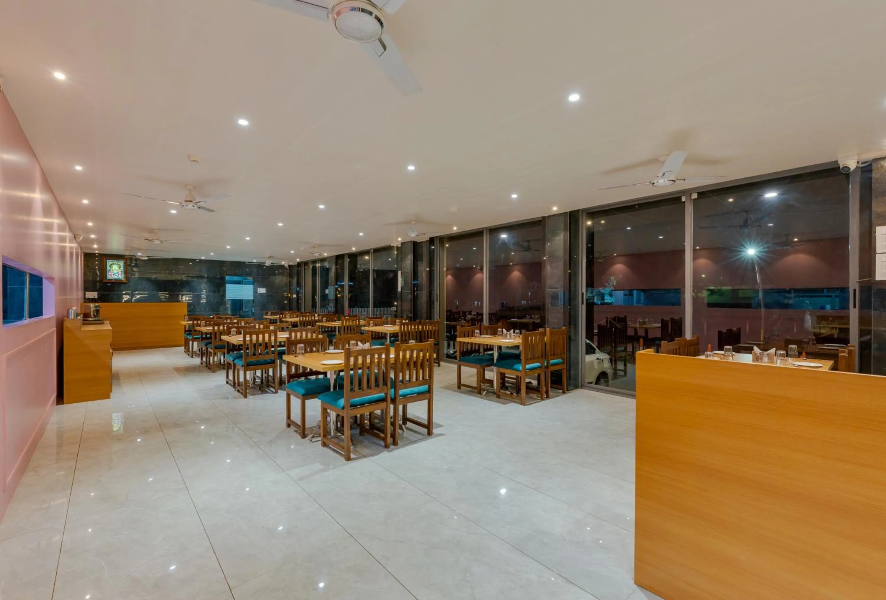 Restaurant/places to eat in Hotel Chiranjeevi Kolhapur