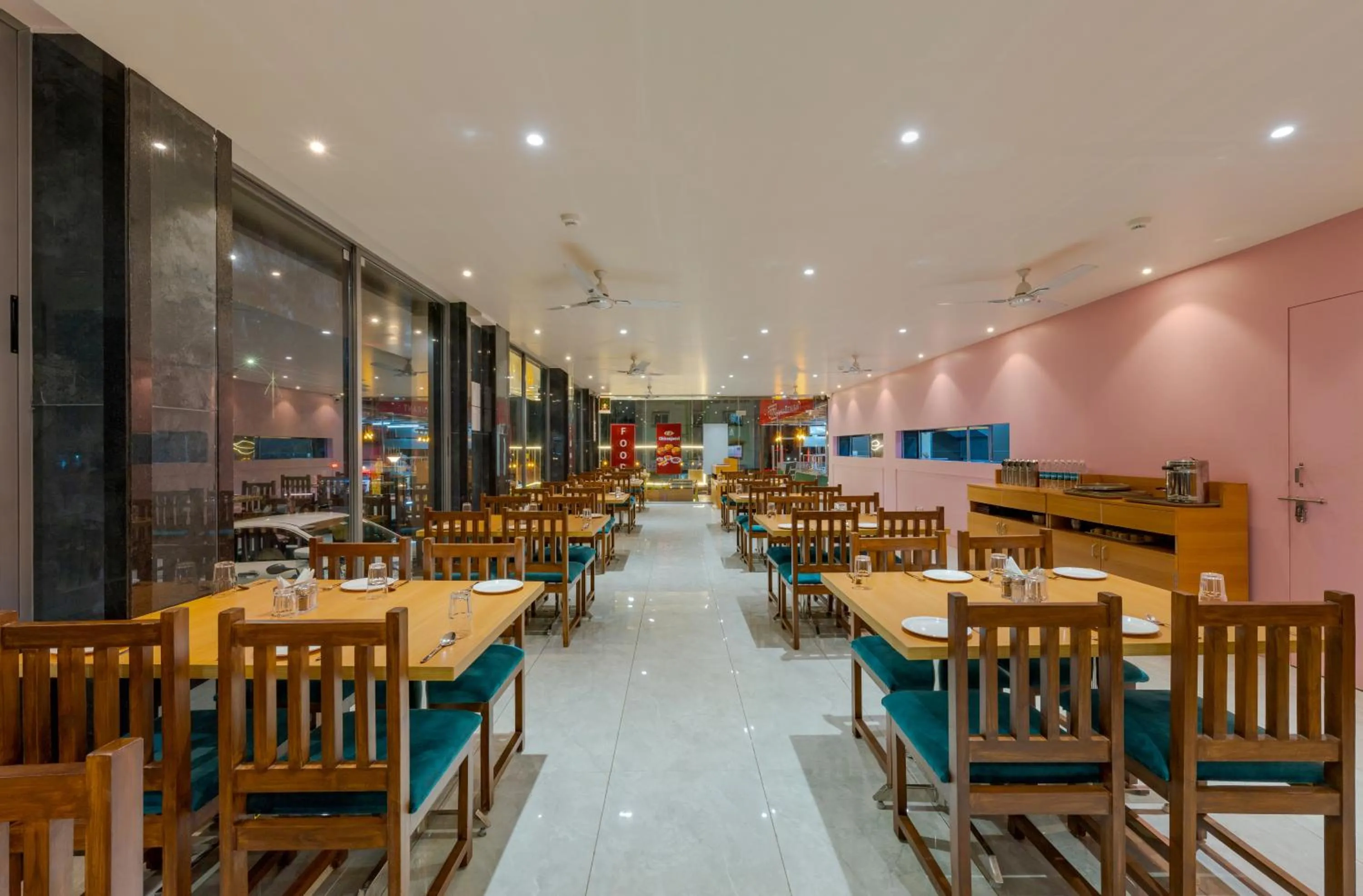 Restaurant/places to eat in Hotel Chiranjeevi Kolhapur