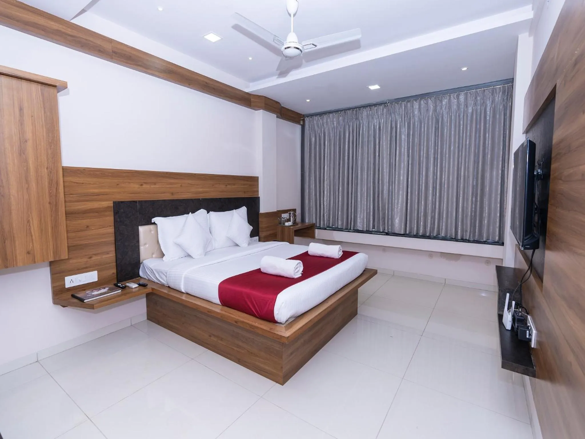 Photo of the whole room, Bed in Hotel Chiranjeevi Kolhapur