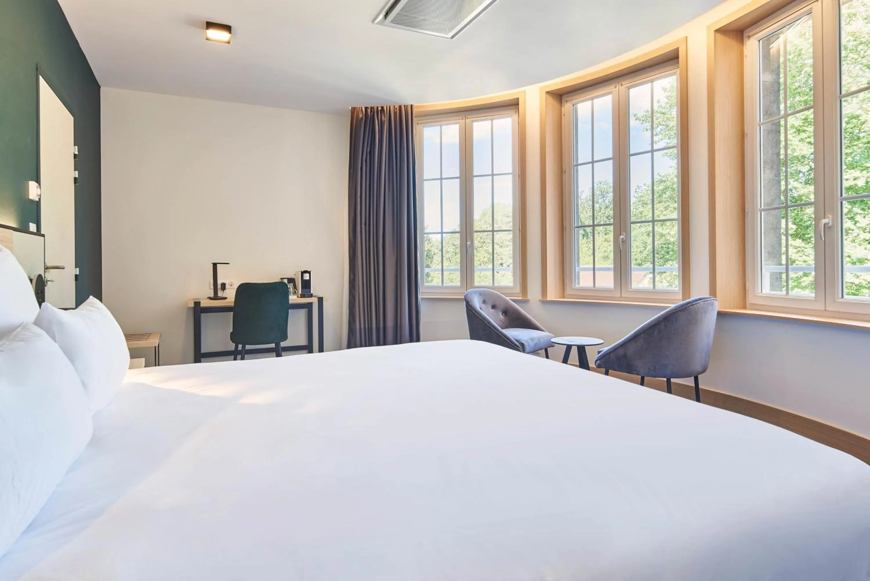 Bed in Le Grand Hôtel, The Originals Relais