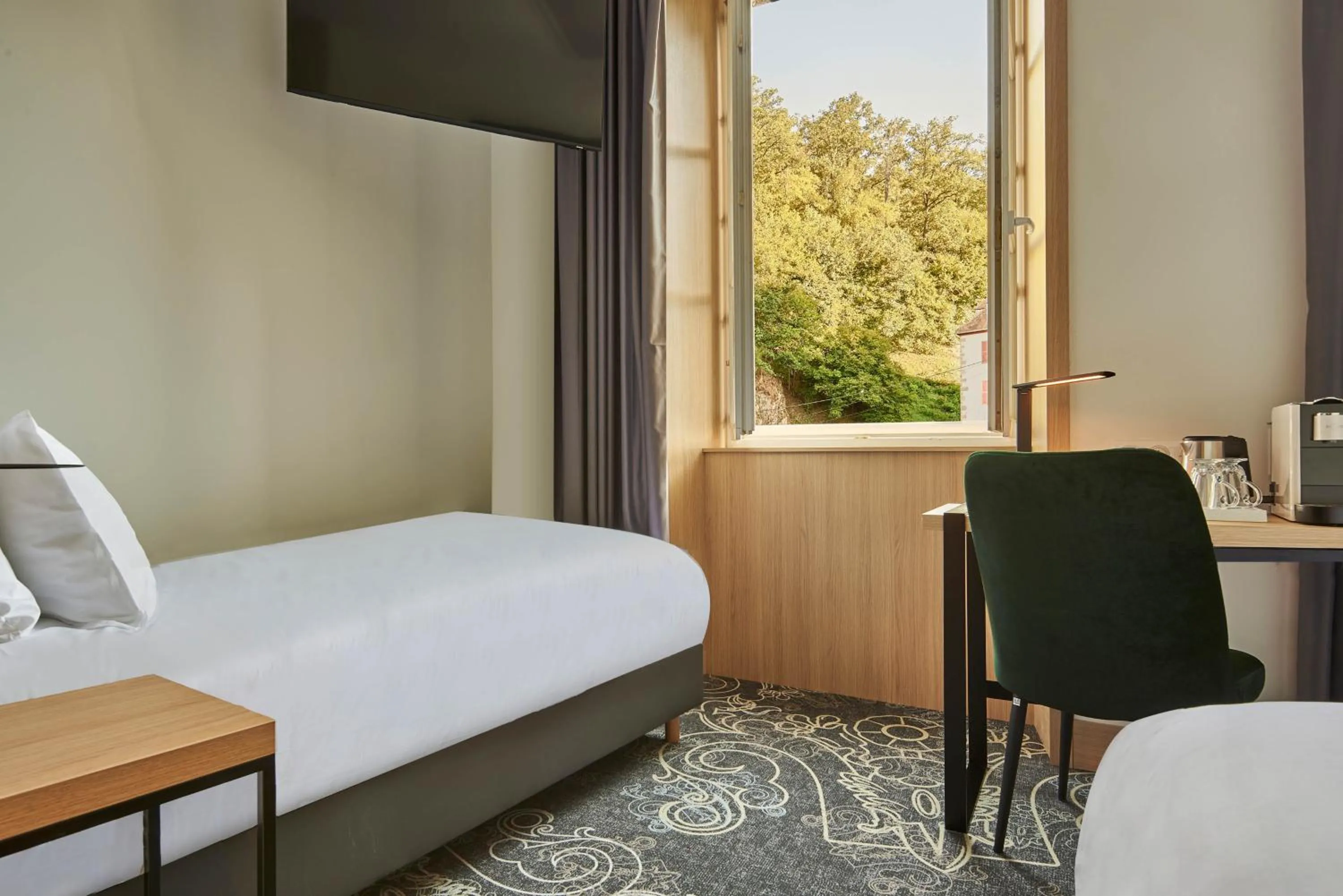 Bed in Le Grand Hôtel, The Originals Relais