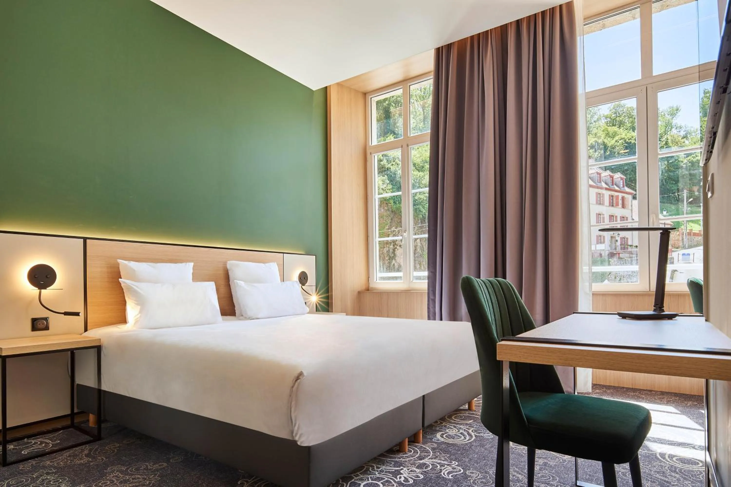 Bed in Le Grand Hôtel, The Originals Relais