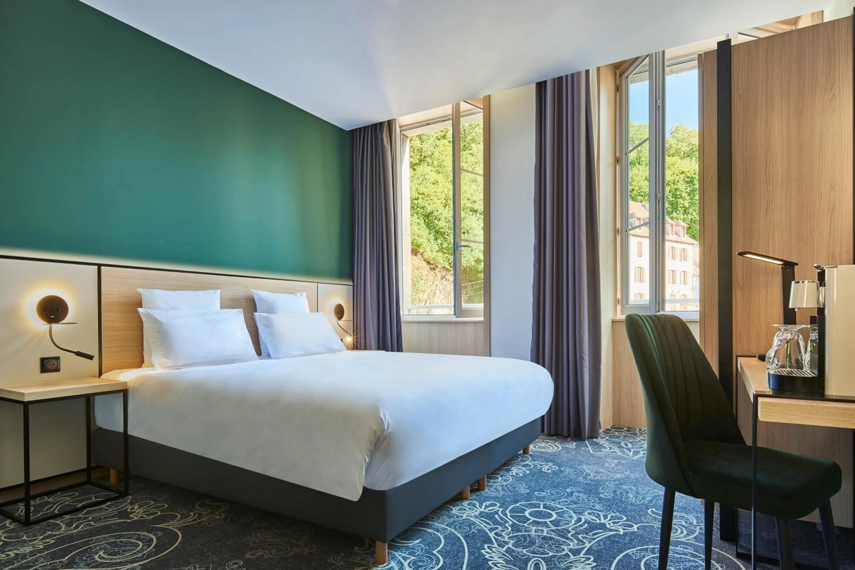 Bed in Le Grand Hôtel, The Originals Relais