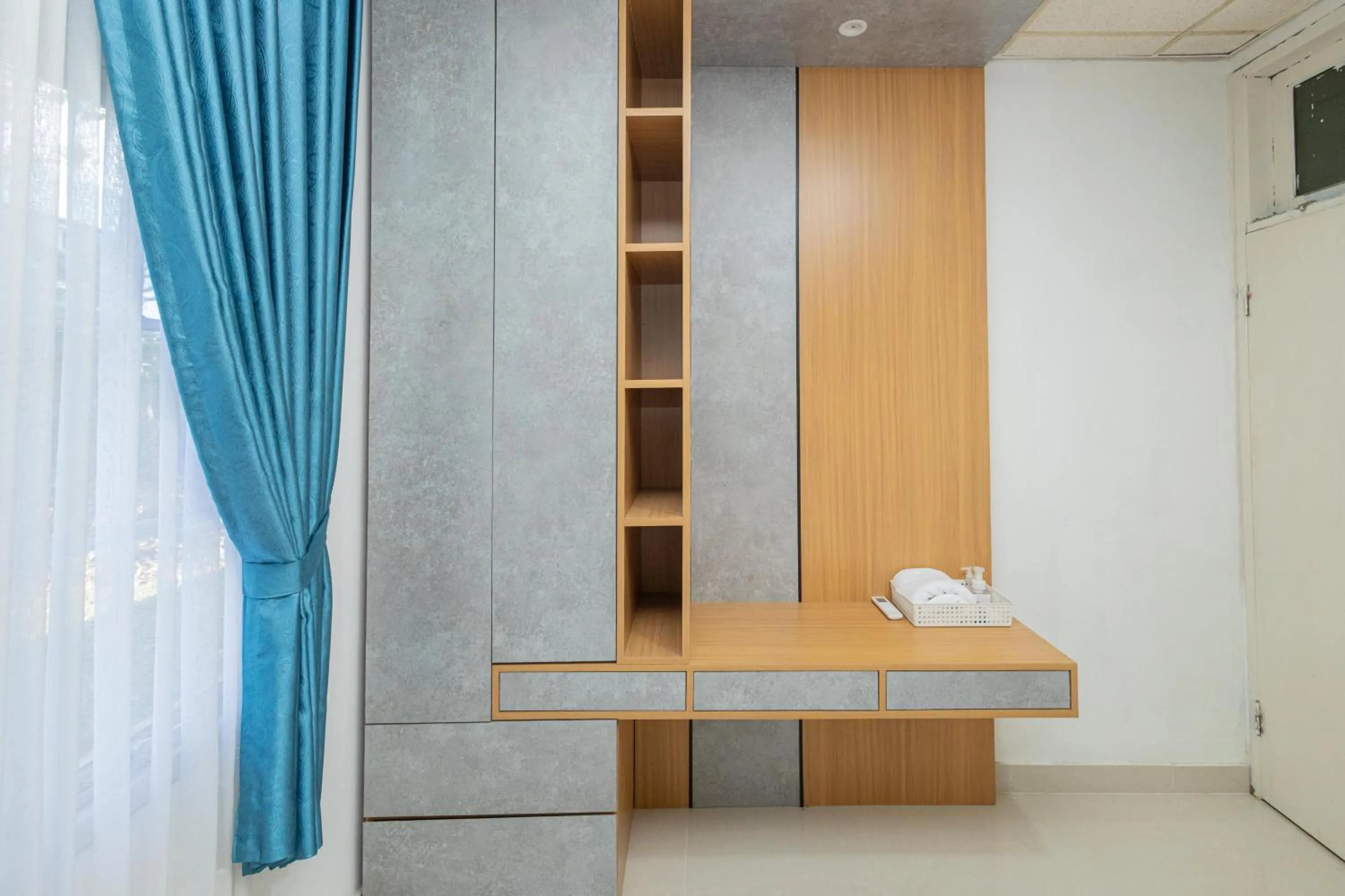 wardrobe in RedDoorz @ Politeknik Pelayaran Banten