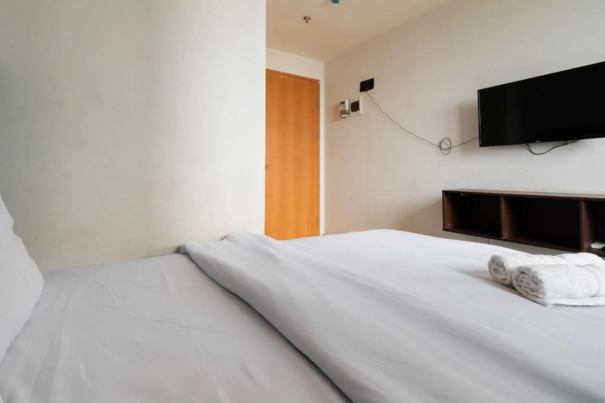 Bed in RedLiving Apartemen Evenciio - Ens Room