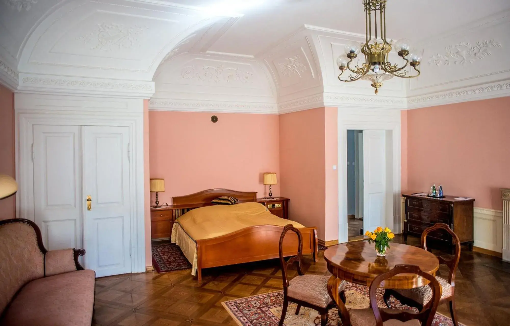 Large Suite in Pałac Racot Large Suite in Pałac Racot