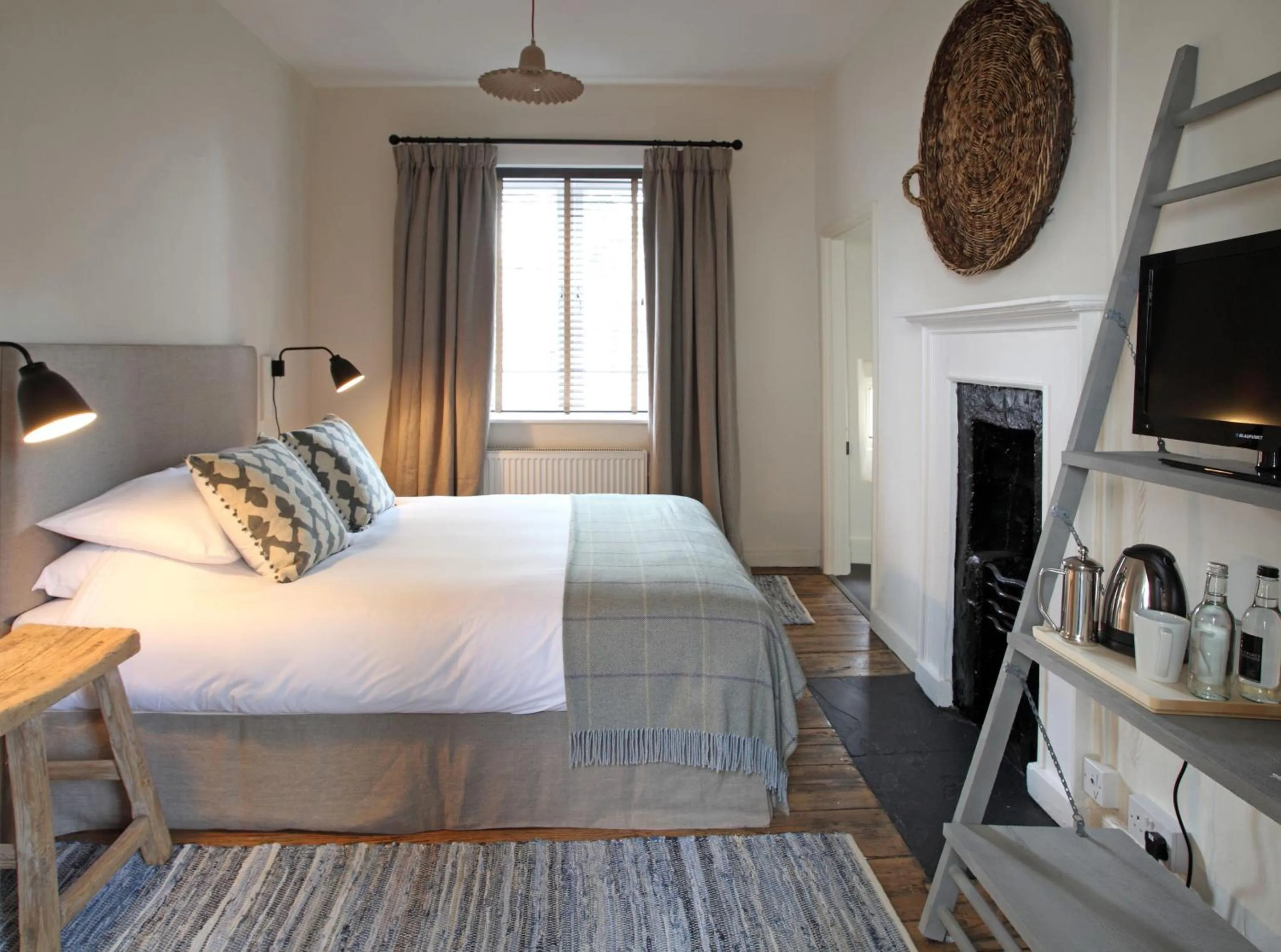 Bedroom, Bed in Black Lion Hotel