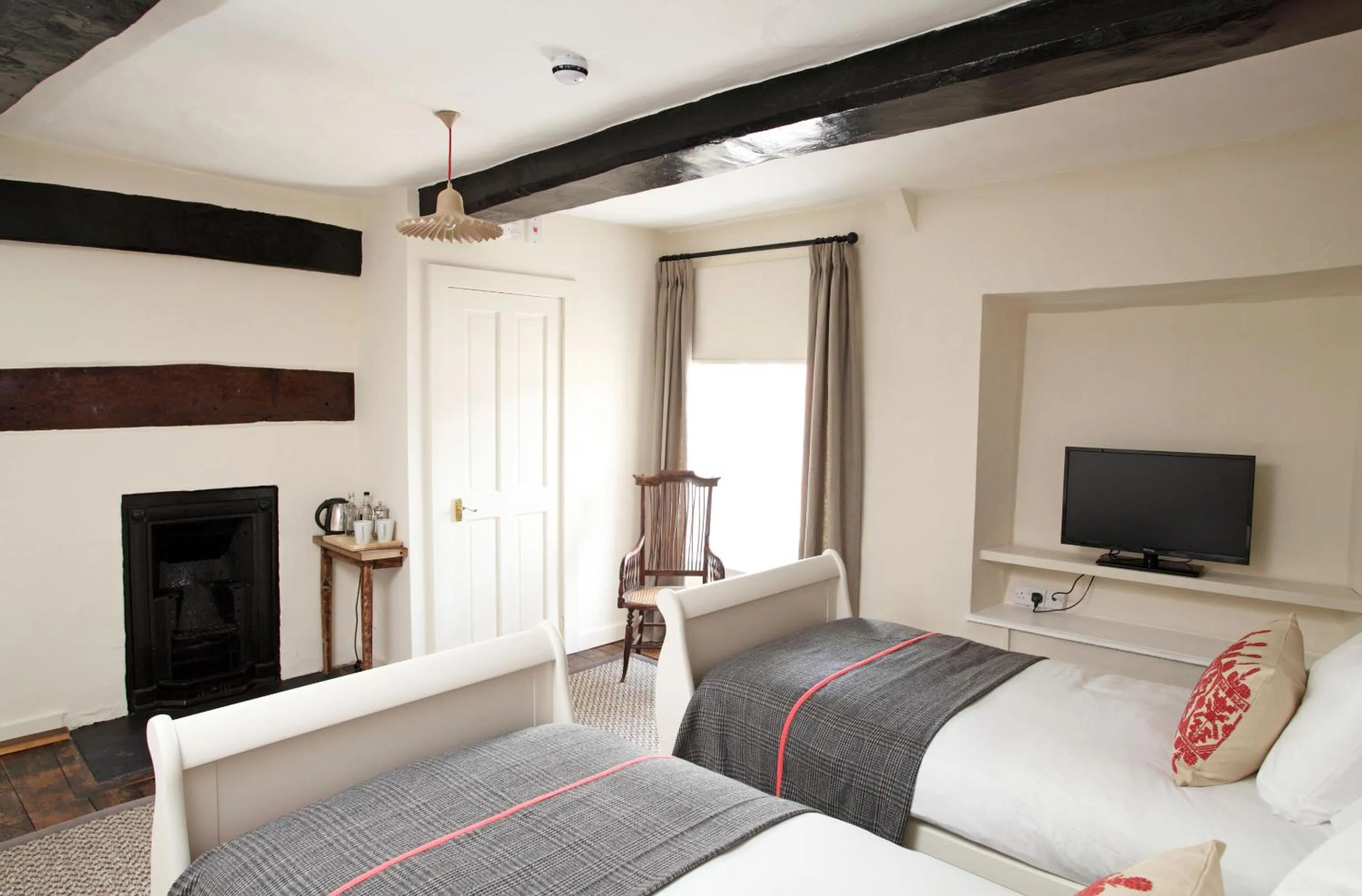 Bedroom, Bed in Black Lion Hotel