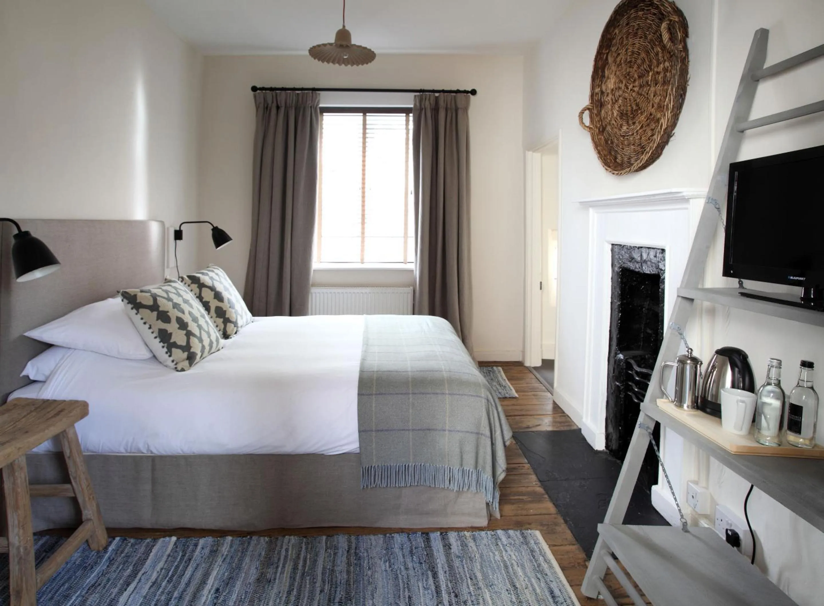 Bedroom, Bed in Black Lion Hotel