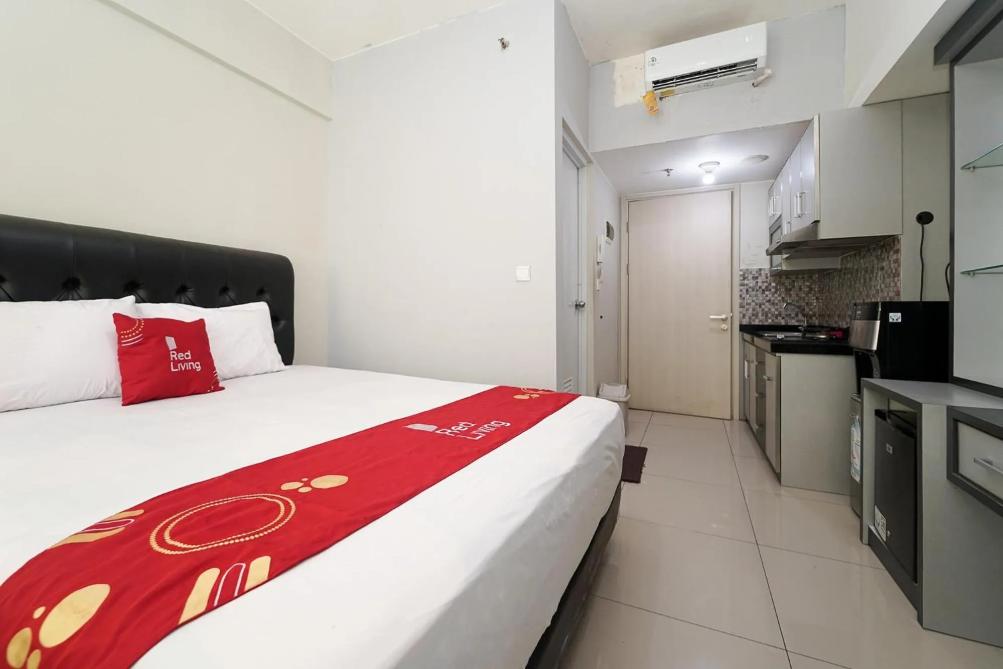Bed in RedLiving Apartemen Springlake Summarecon - Happy Rooms with Netflix