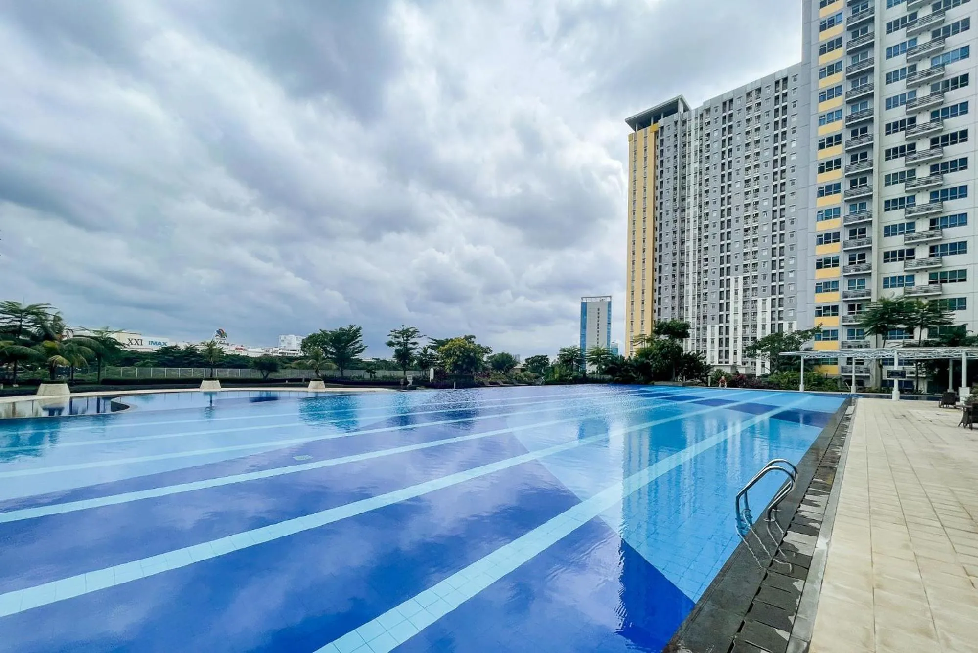 RedLiving Apartemen Springlake Summarecon - Happy Rooms with Netflix