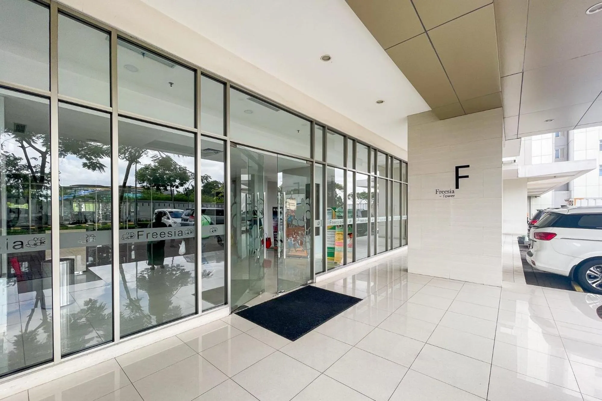 RedLiving Apartemen Springlake Summarecon - Happy Rooms with Netflix