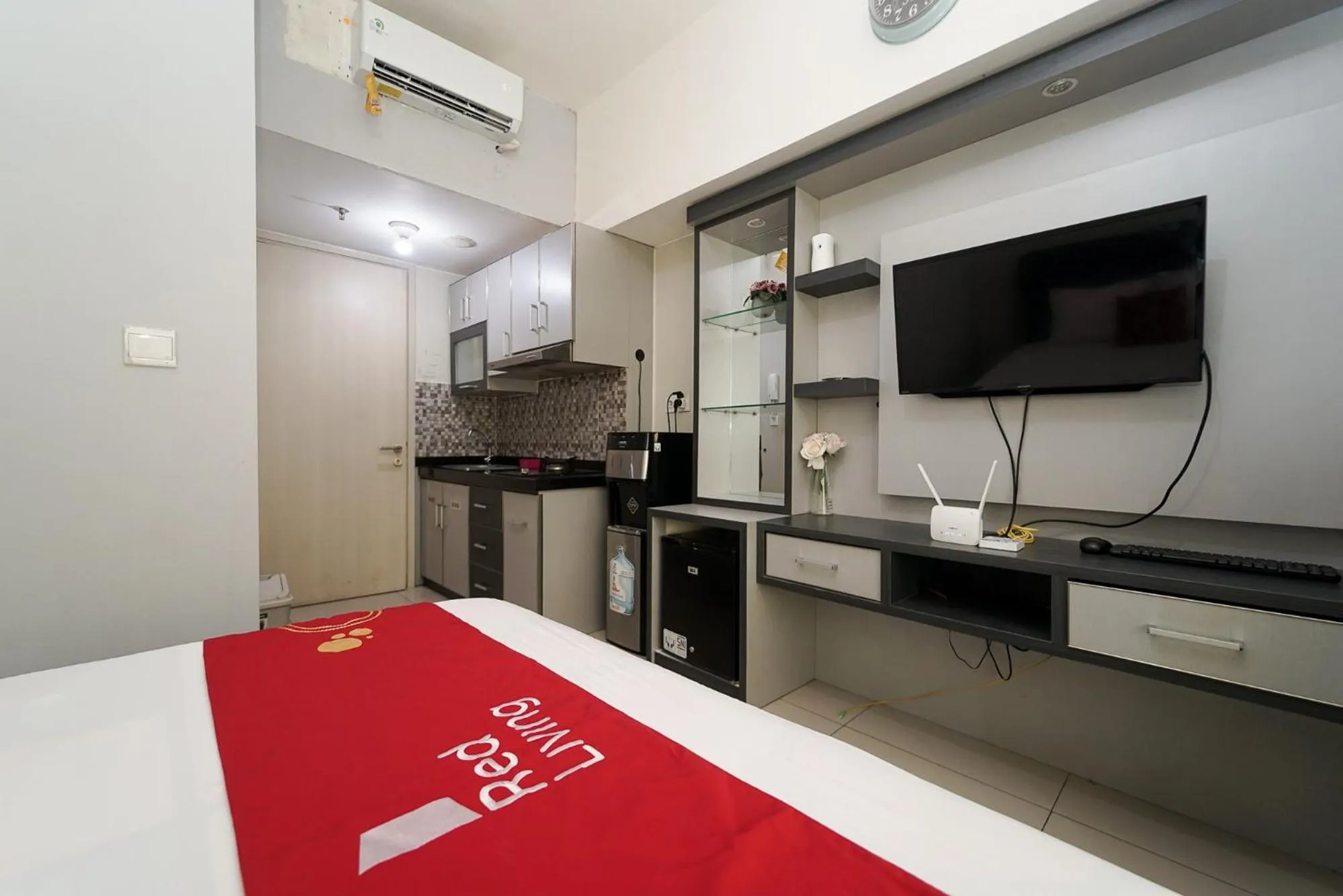 Bed in RedLiving Apartemen Springlake Summarecon - Happy Rooms with Netflix