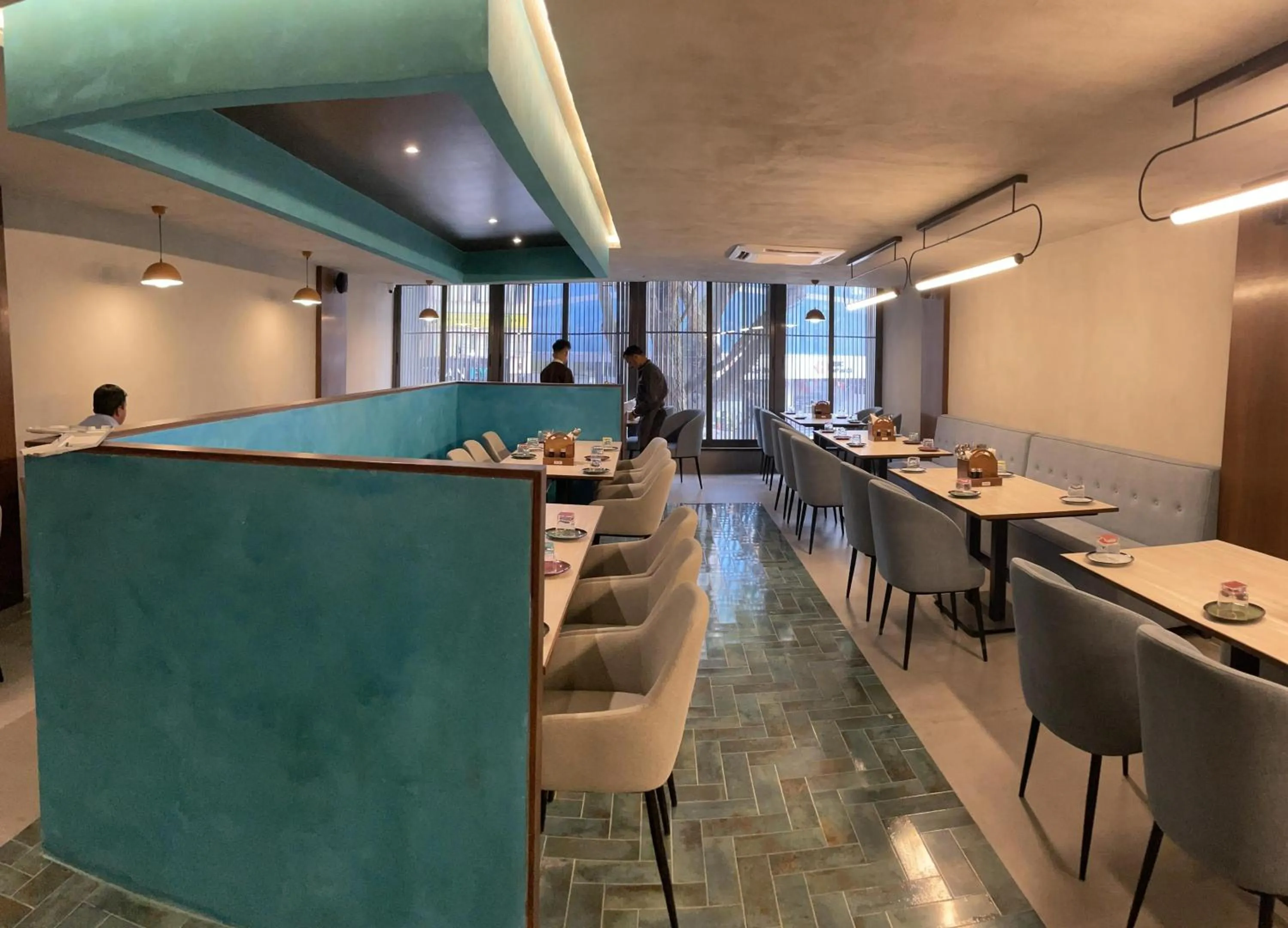 Restaurant/places to eat in Hotel Le Grandeur