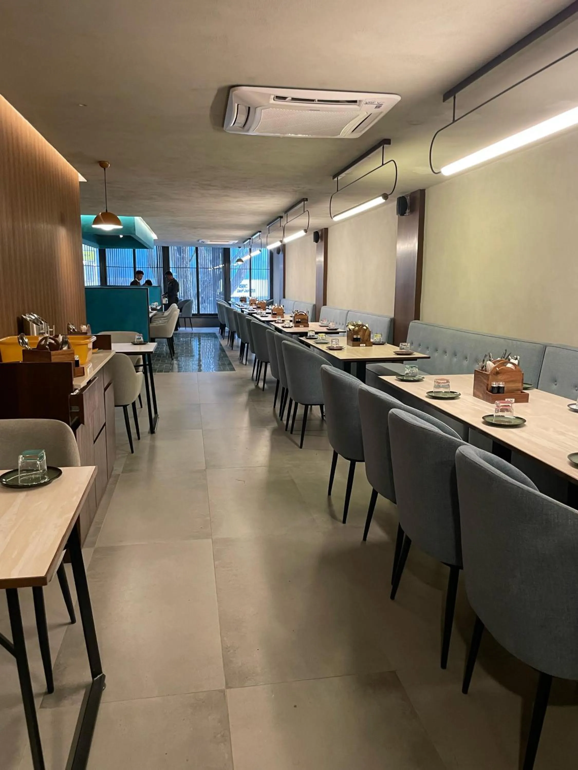 Restaurant/places to eat in Hotel Le Grandeur