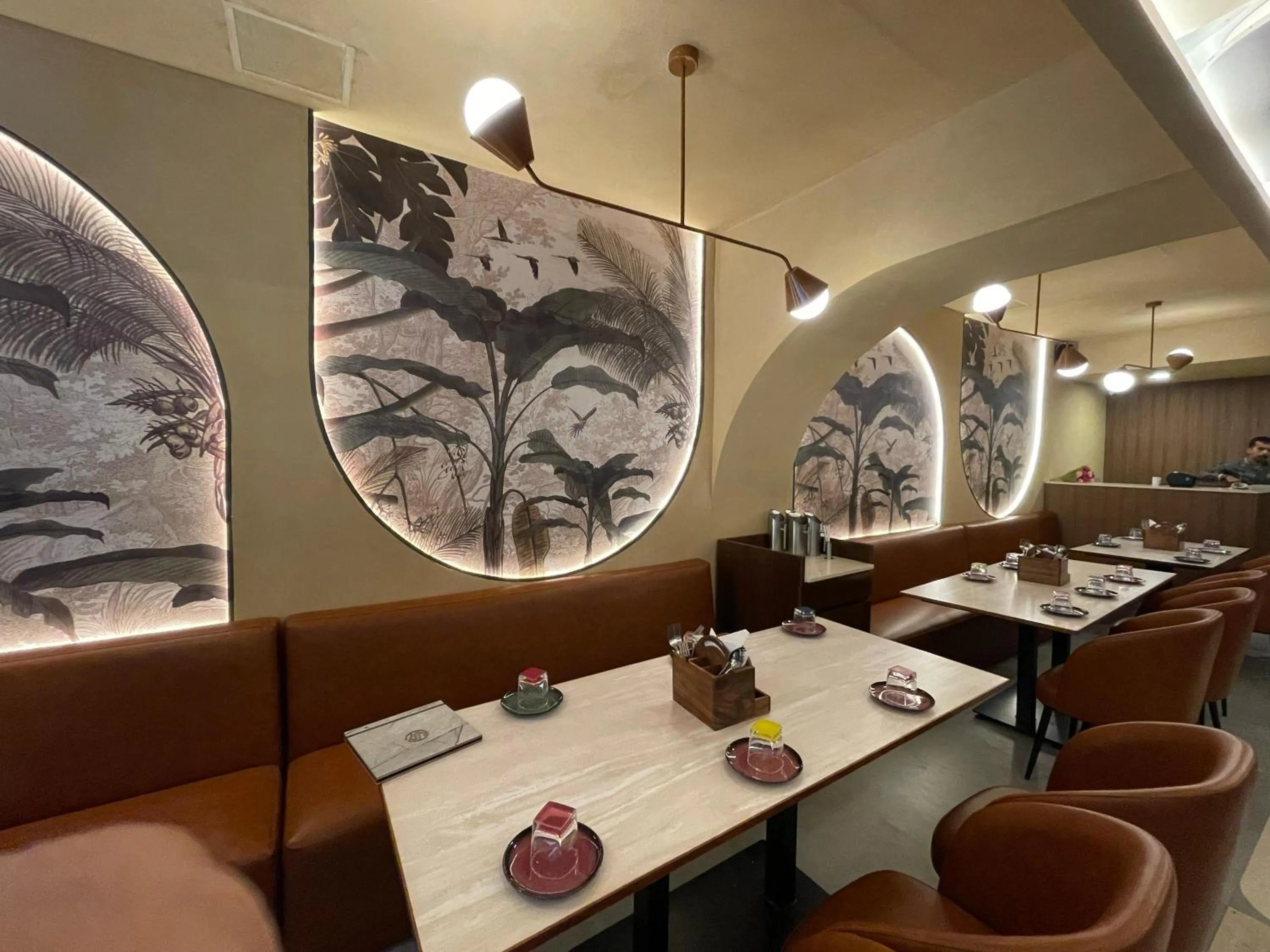 Restaurant/places to eat in Hotel Le Grandeur