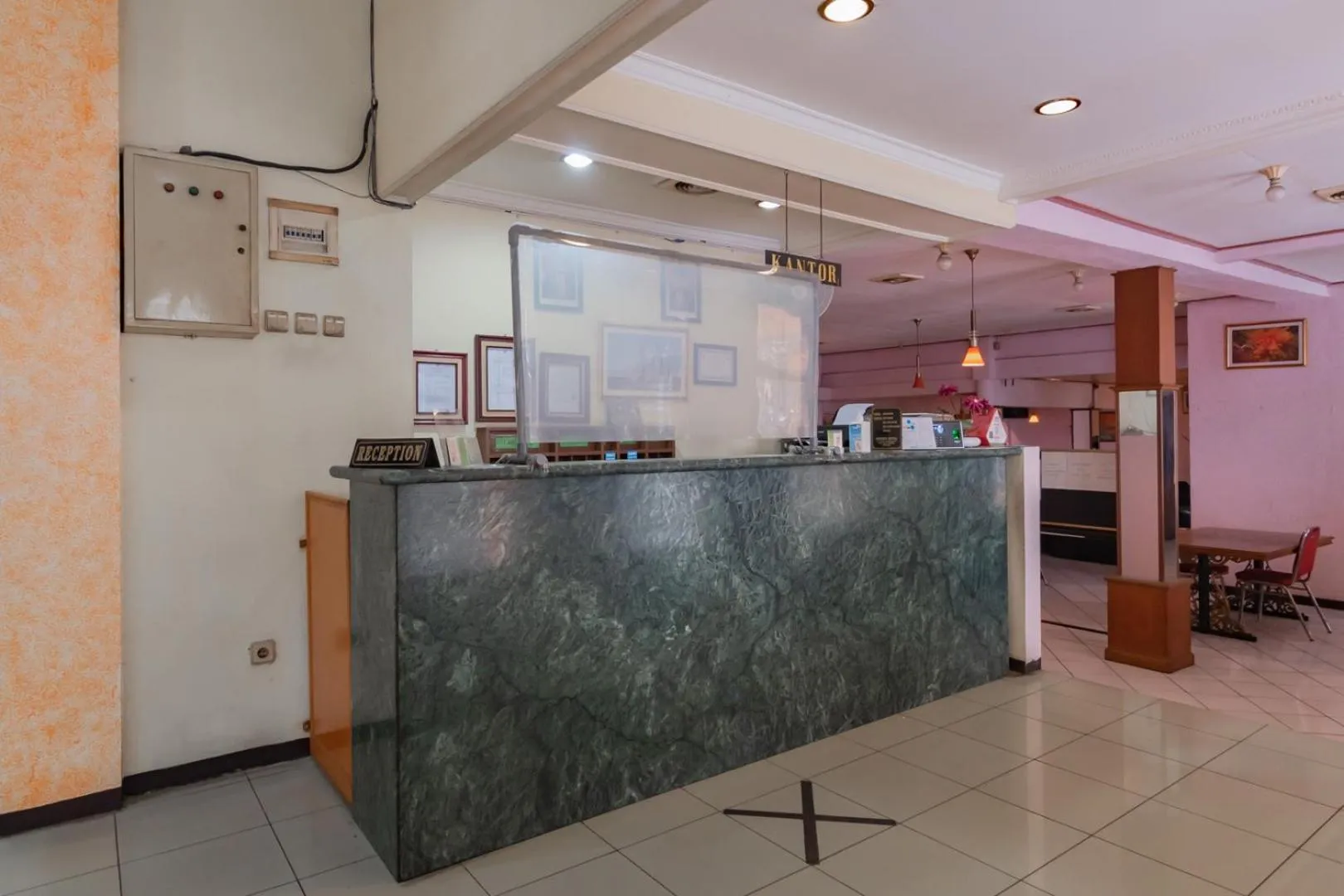 Lobby or reception in RedDoorz @ Achino Hotel Bandung