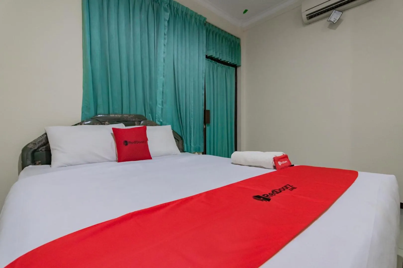 Bedroom, Bed in RedDoorz @ Achino Hotel Bandung