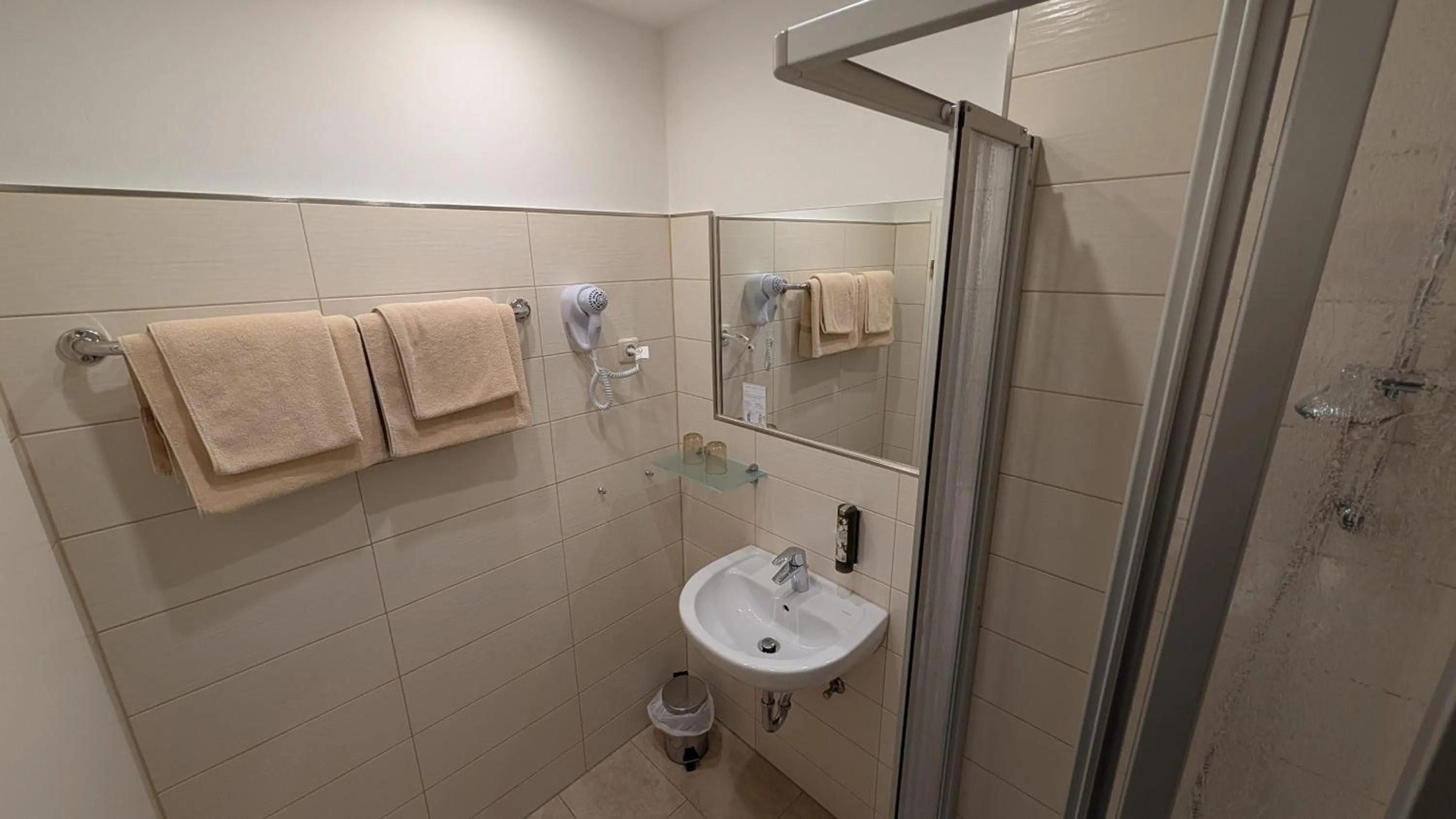 Shower in Hotel am Bayrischen Platz