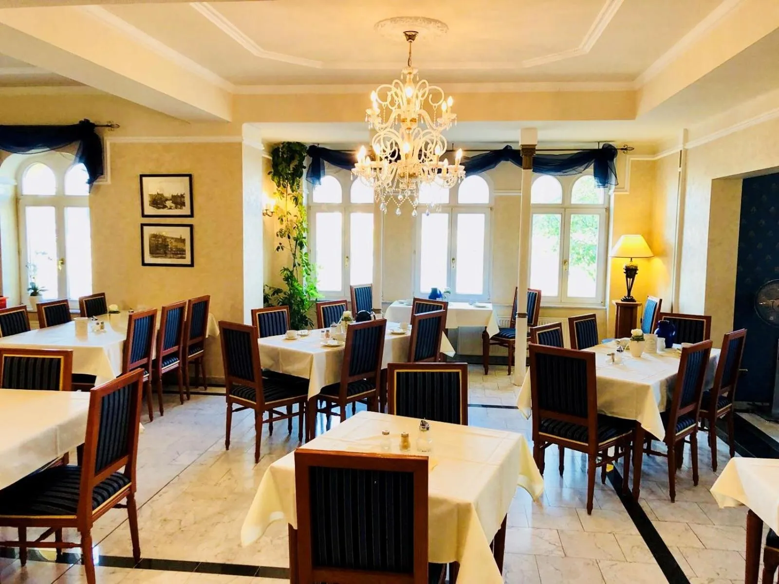 Restaurant/places to eat in Hotel am Bayrischen Platz