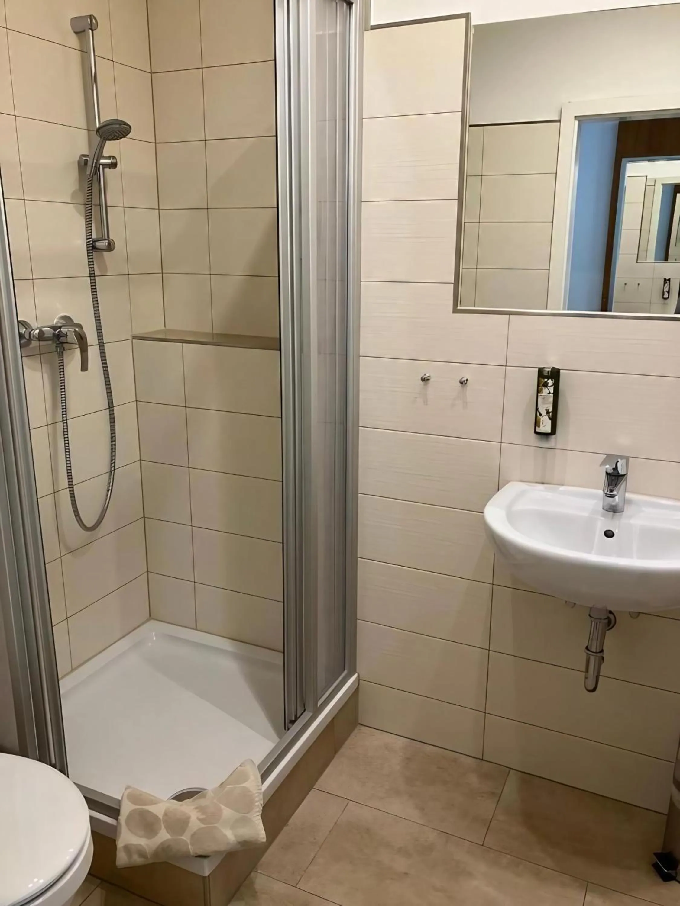 Bathroom in Hotel am Bayrischen Platz