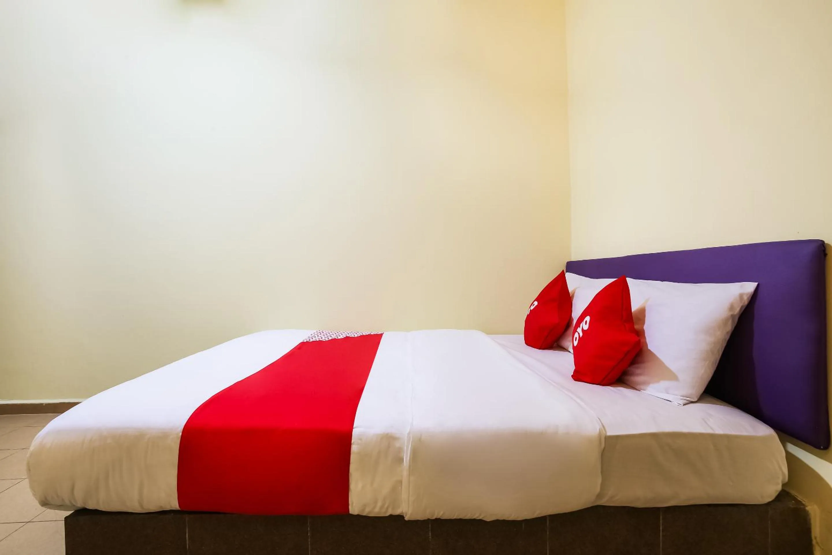 Bedroom, Bed in Happy Inn Hotel