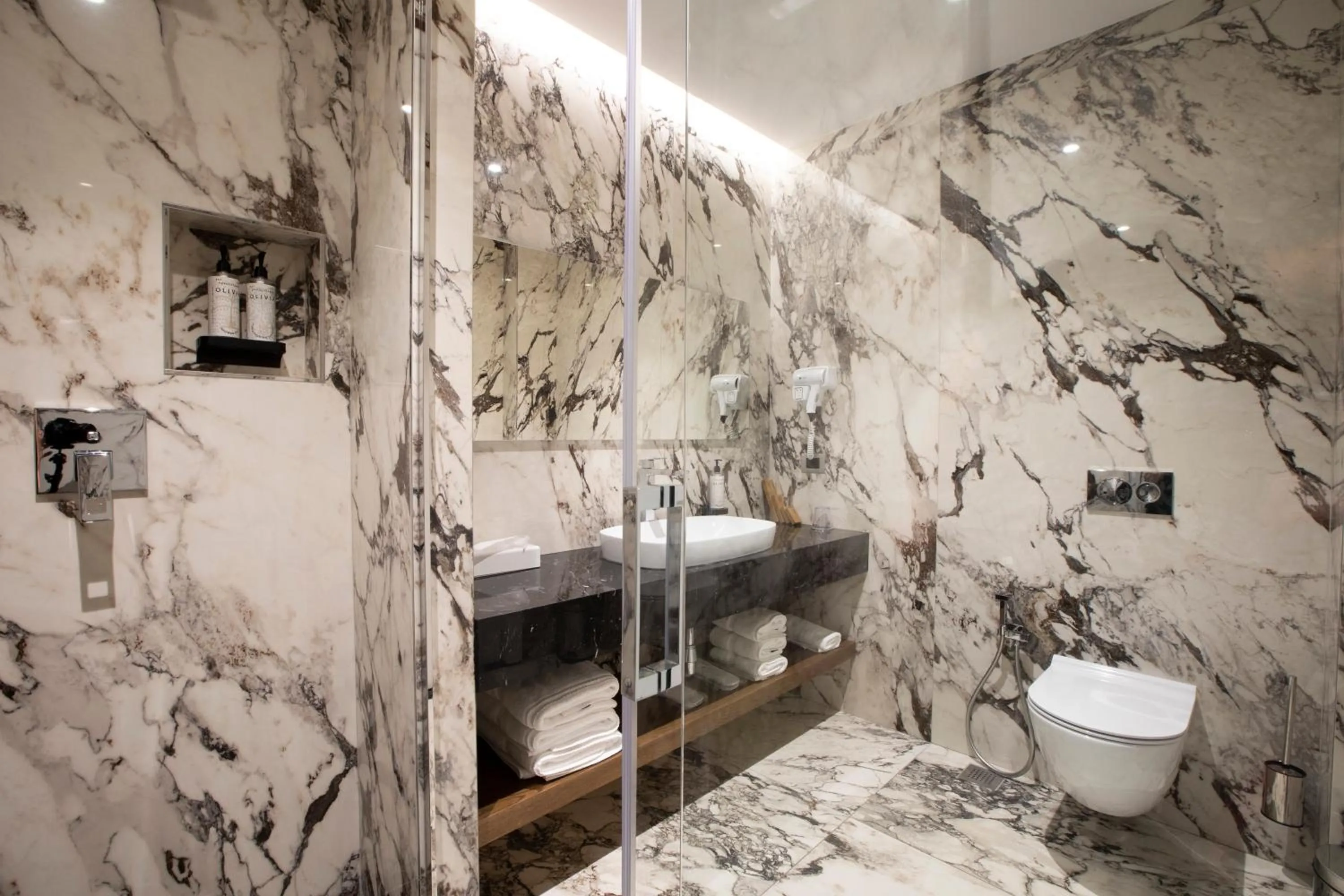 Shower in Marinaj Hotel & SPA