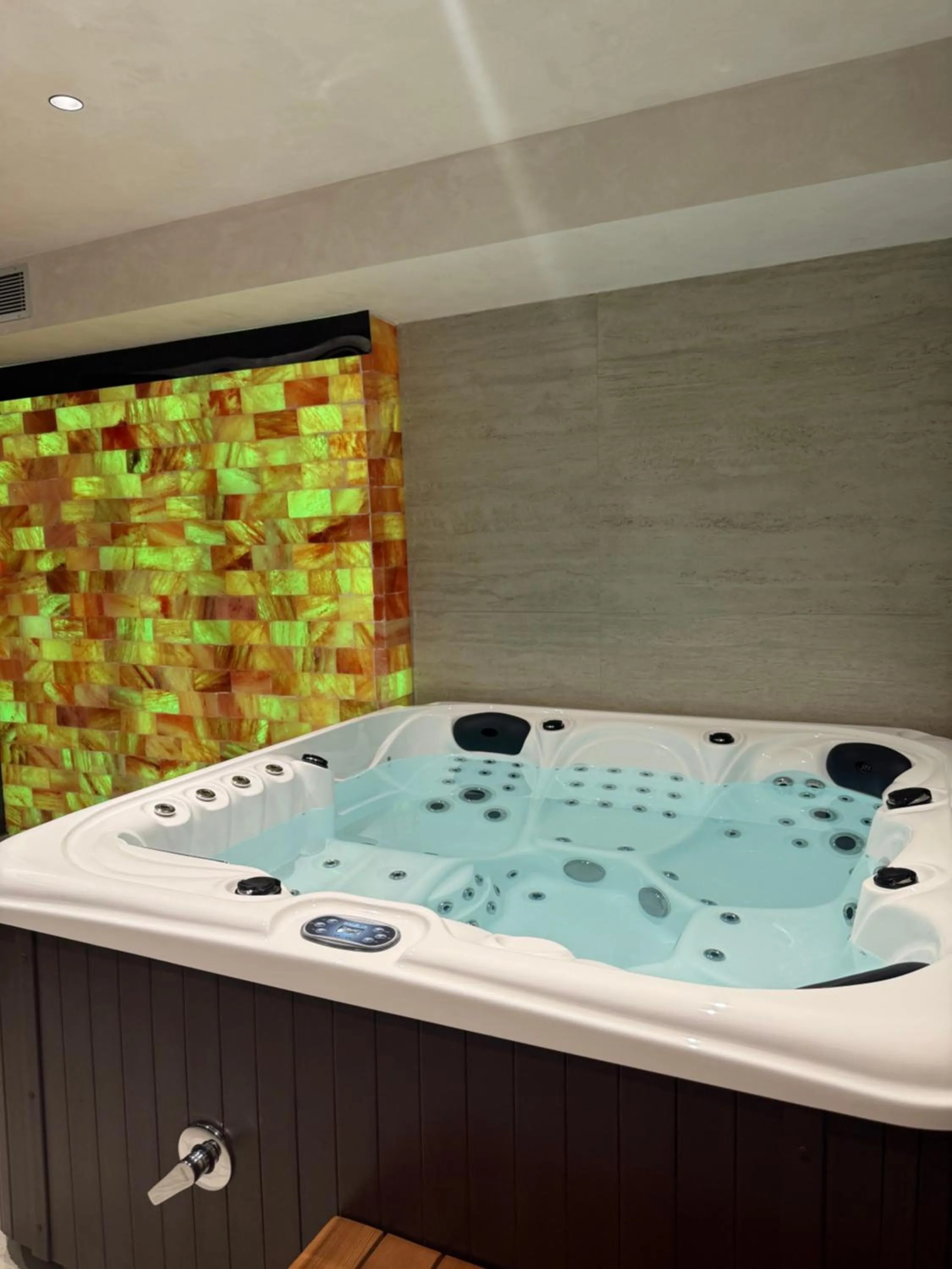Hot Tub in Marinaj Hotel & SPA