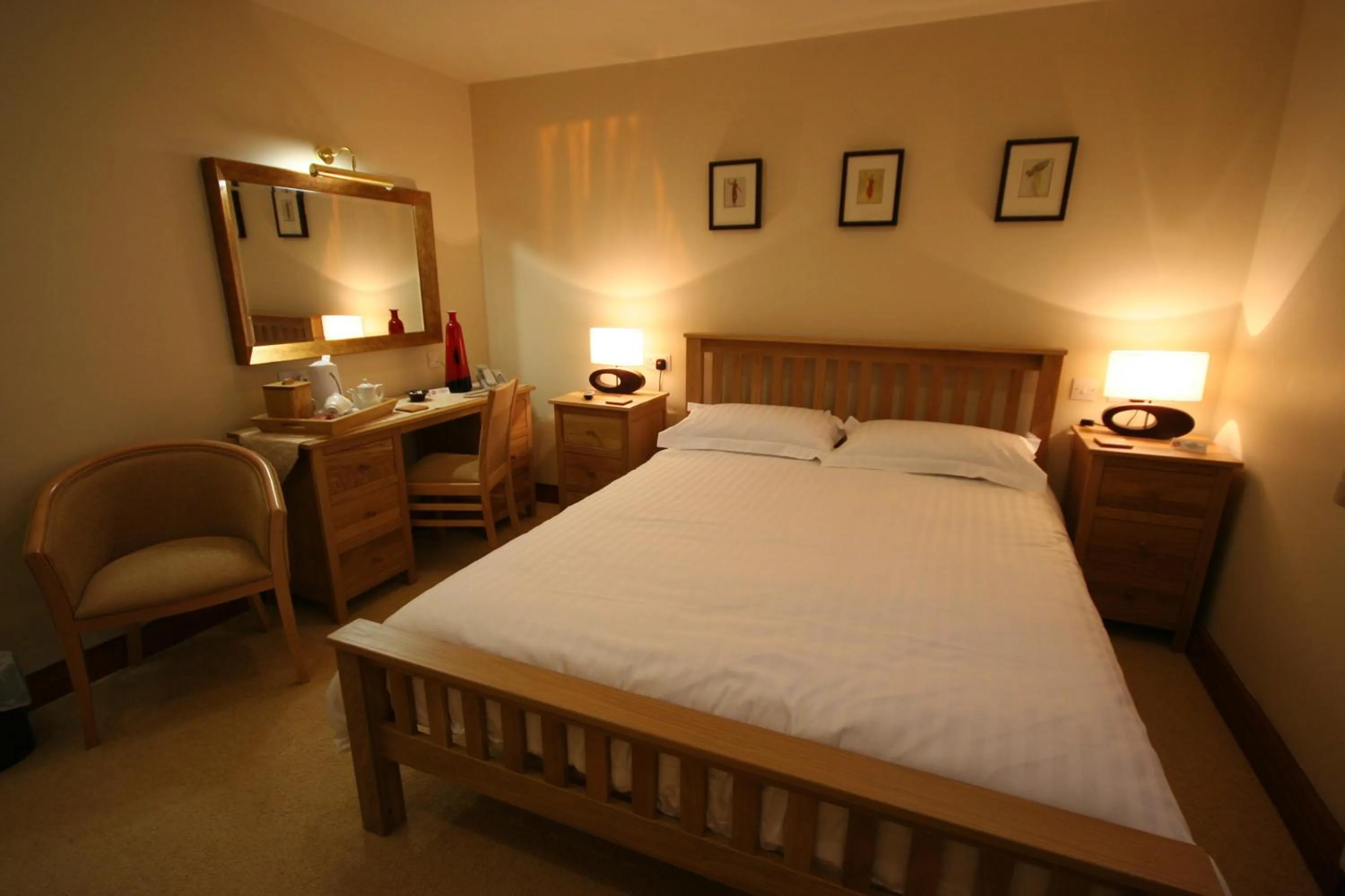 Bed in Three Horseshoes Country Inn