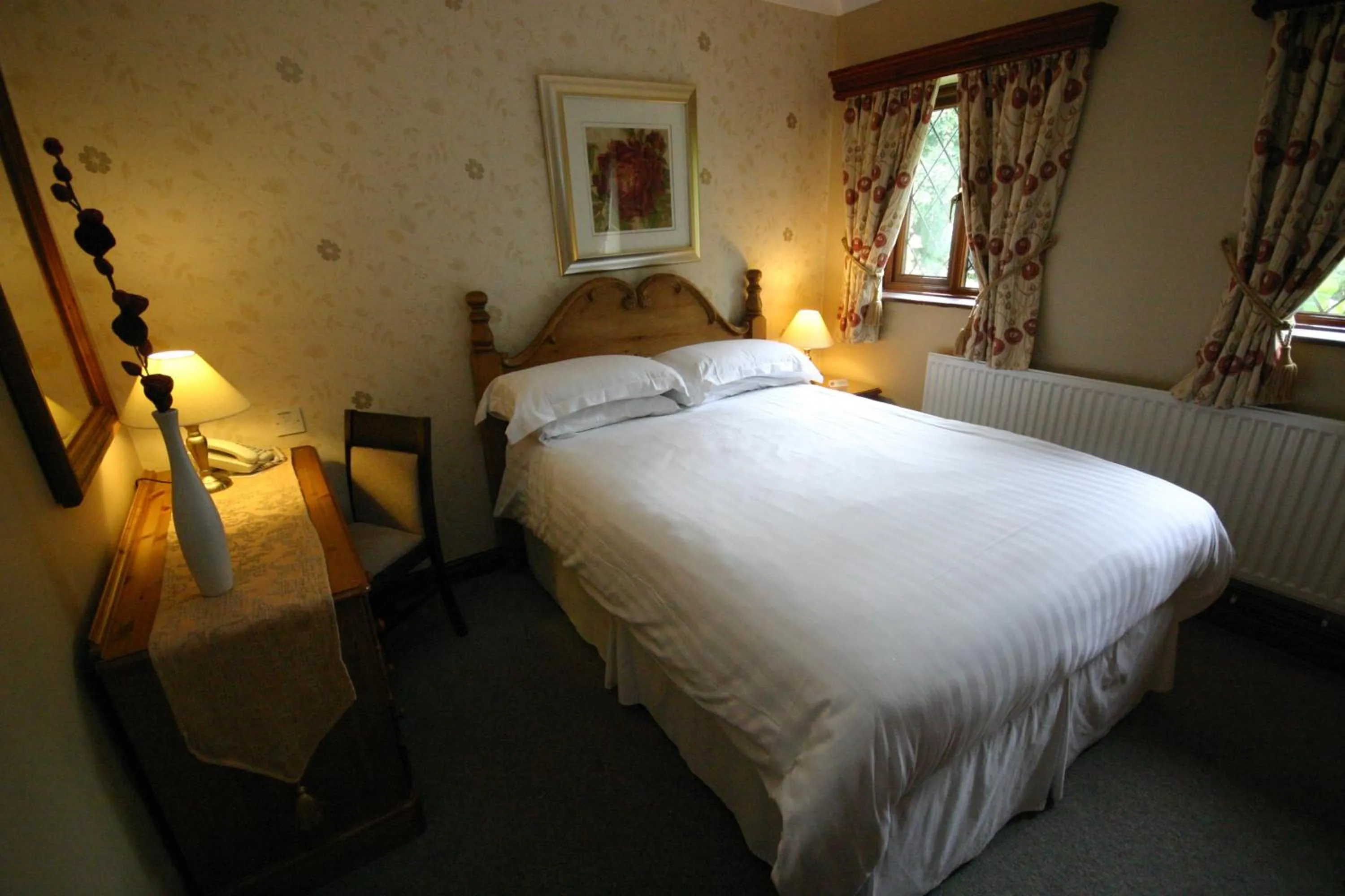 Bed in Three Horseshoes Country Inn