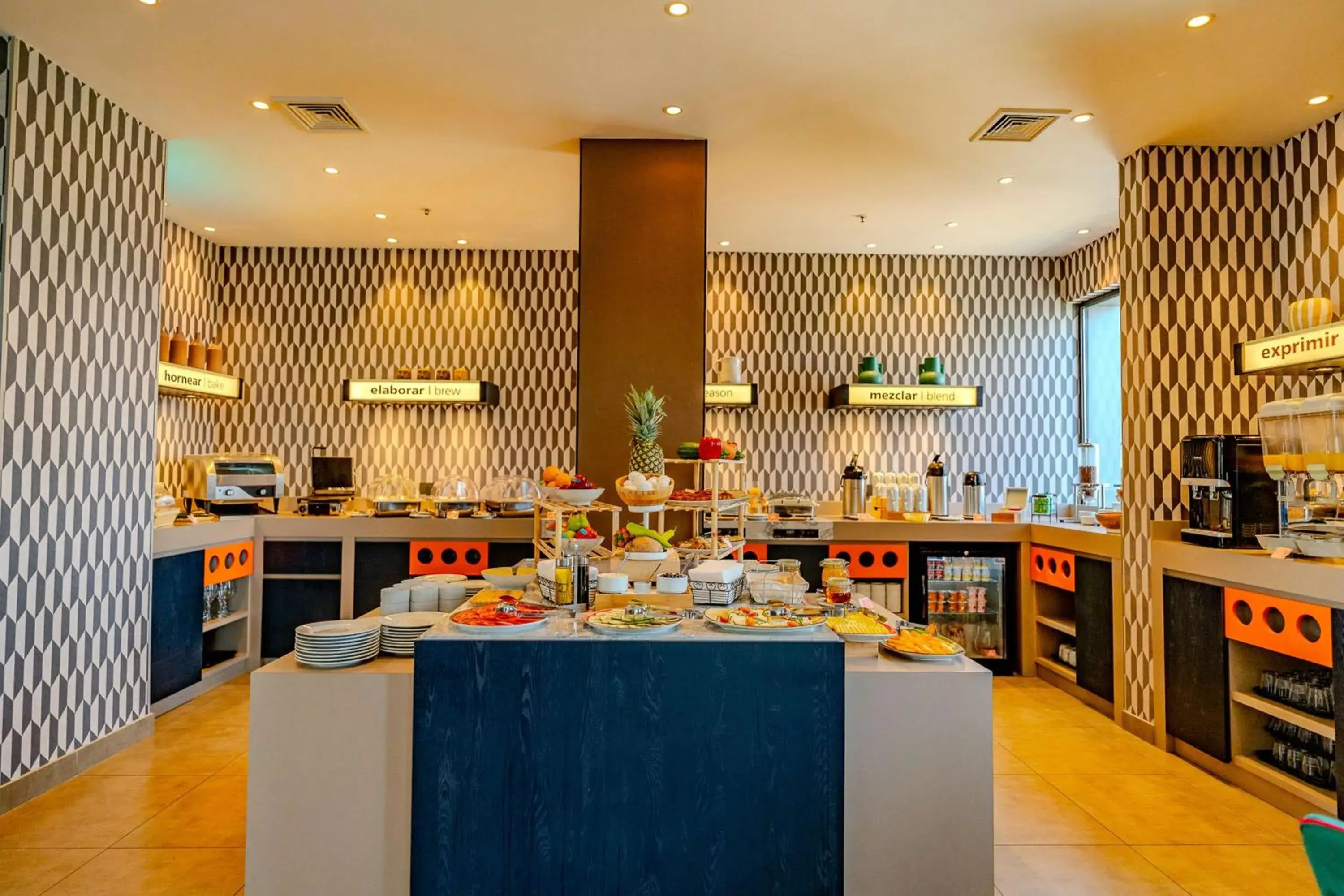 Breakfast in Hampton By Hilton Santiago Las Condes Breakfast in Hampton By Hilton Santiago Las Condes