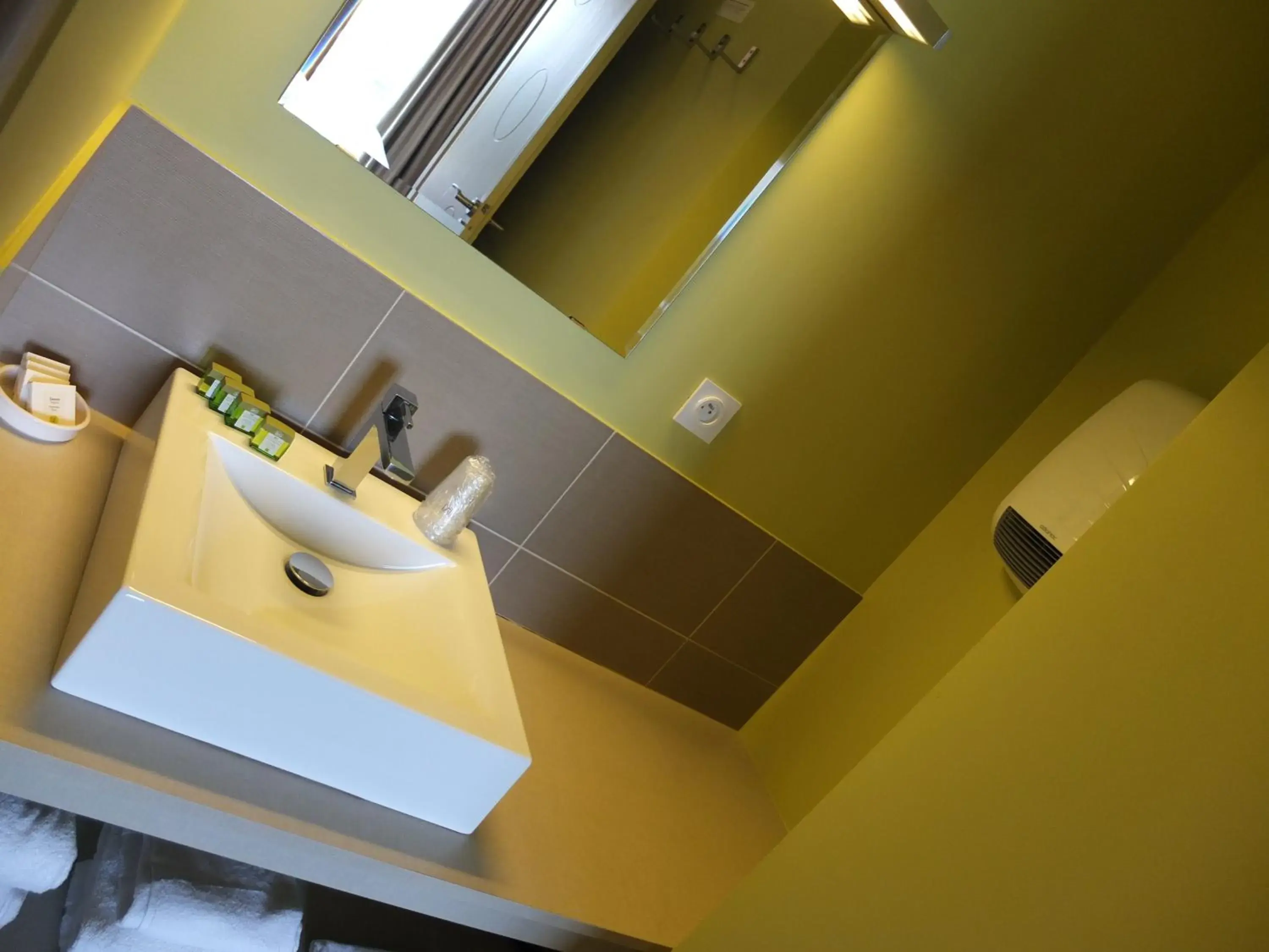 Bathroom in LOGIS Hôtel-restaurant IMAGO Bathroom in LOGIS Hôtel-restaurant IMAGO