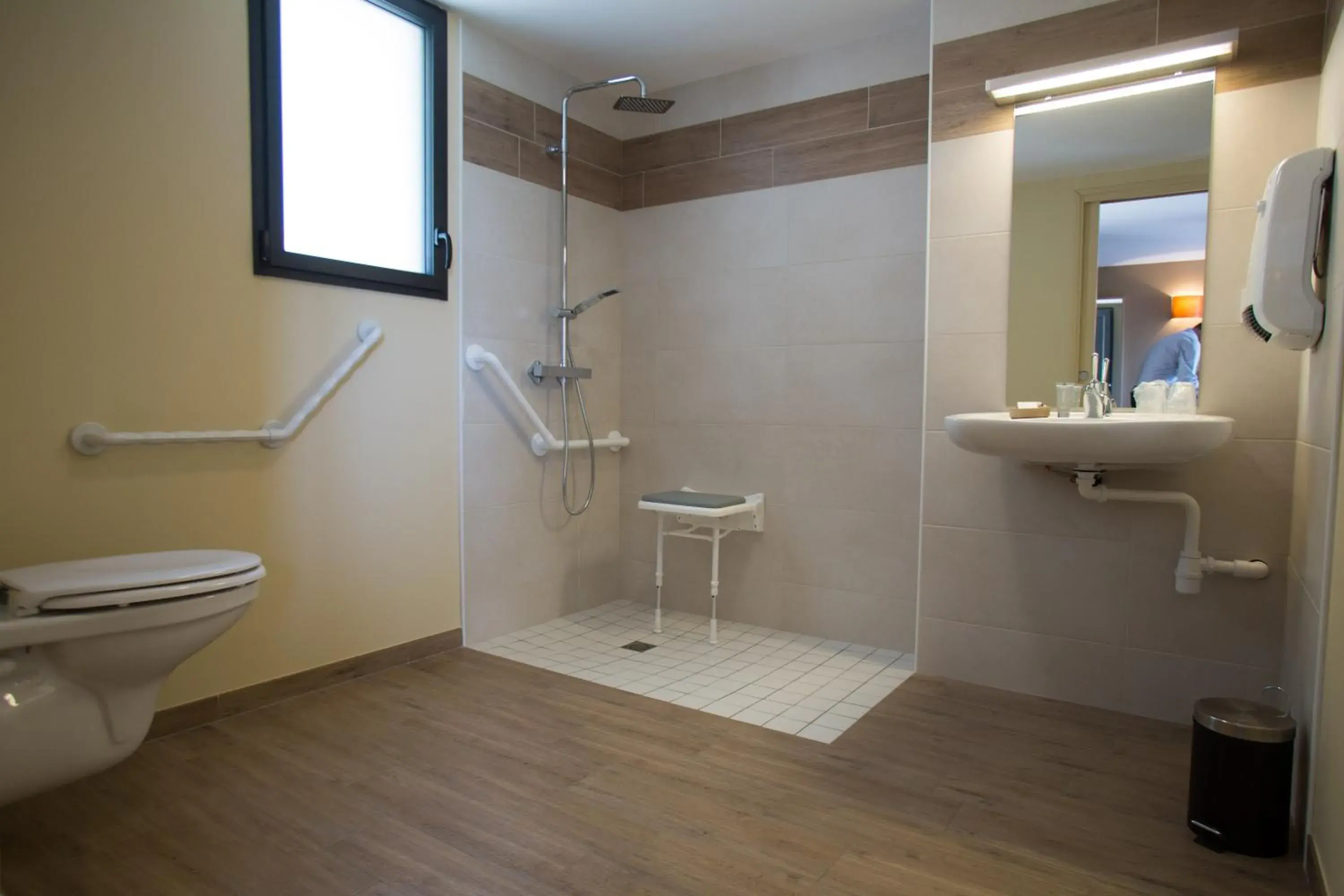 Bathroom in LOGIS Hôtel-restaurant IMAGO Bathroom in LOGIS Hôtel-restaurant IMAGO