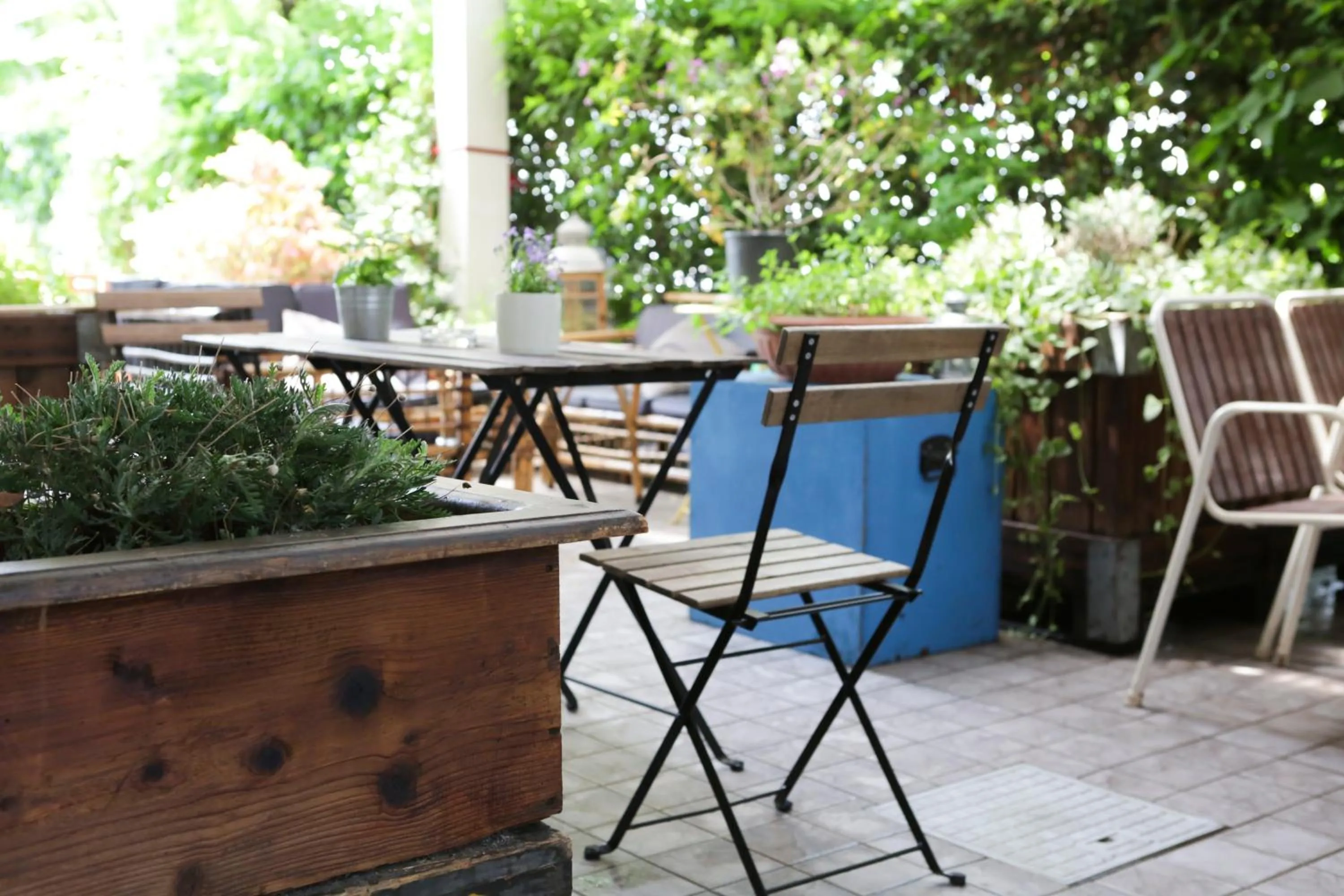 Patio in Ostello Meet Gardalake Hostel