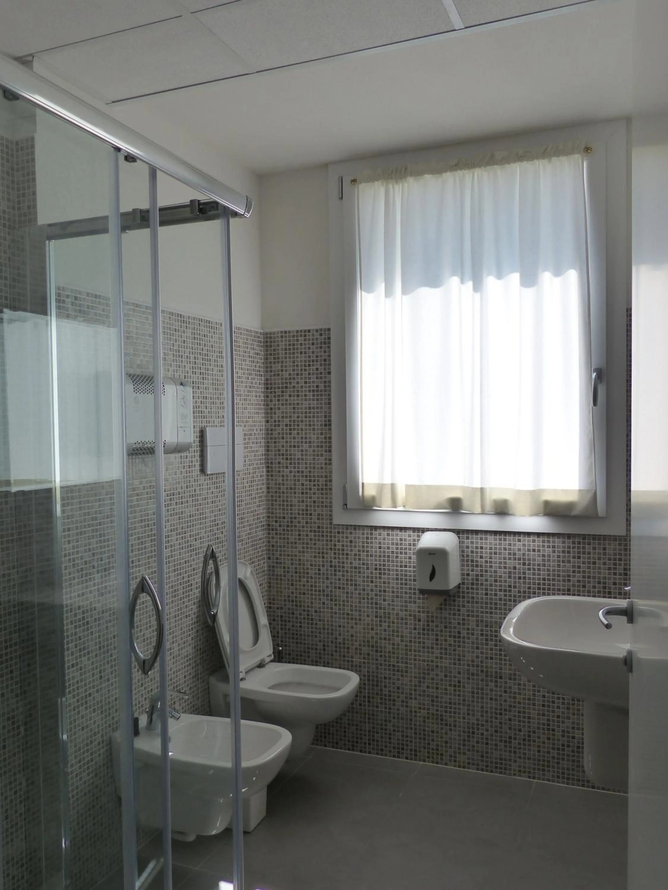 Bathroom in Ostello Meet Gardalake Hostel